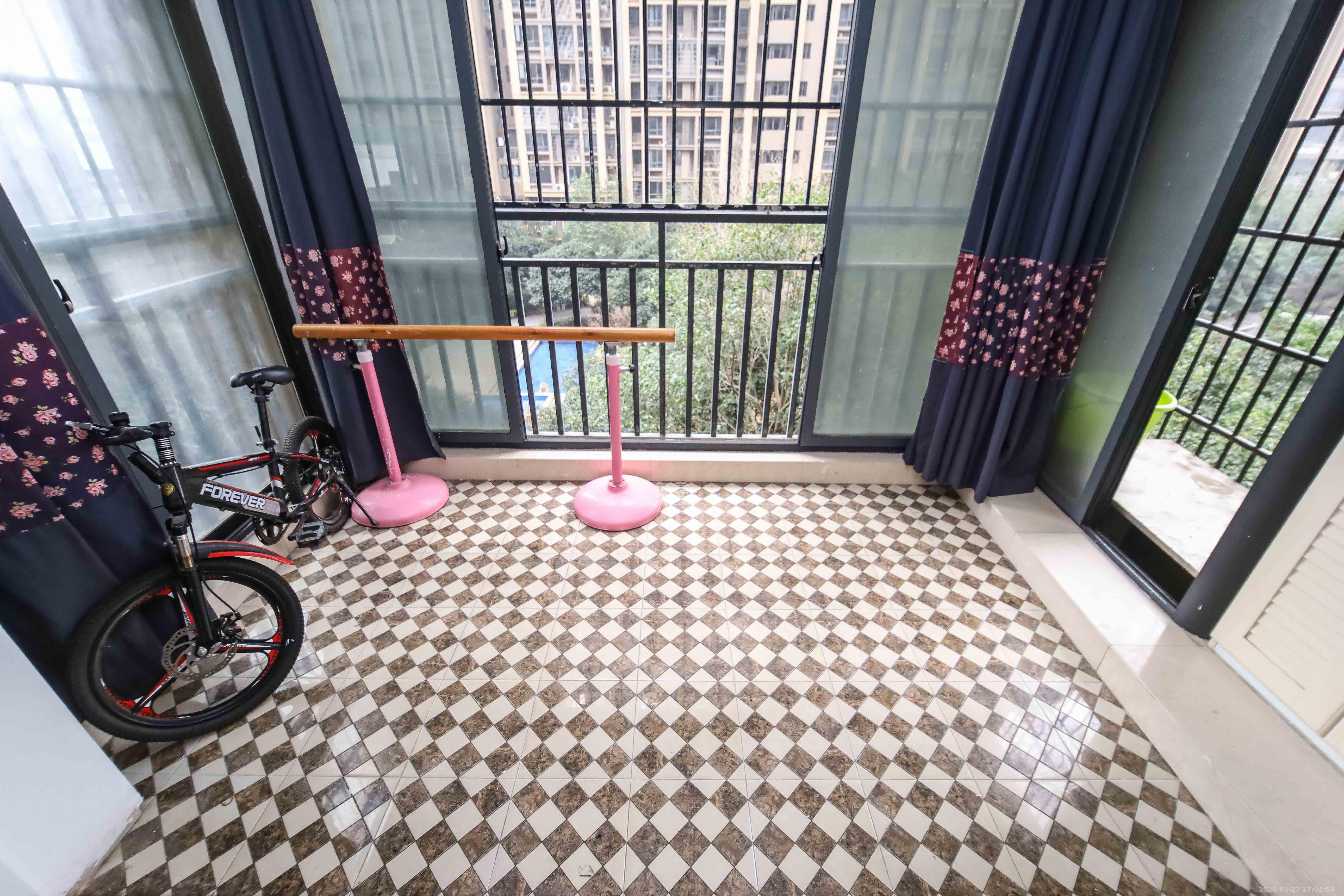 百纳广场（百纳公寓）  2室2厅1卫    73.8万阳台