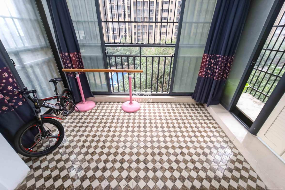 百纳广场(百纳公寓) 2室2厅1卫 73.8万 百纳广场(百纳公寓) 2室2厅1卫 73.8万阳台