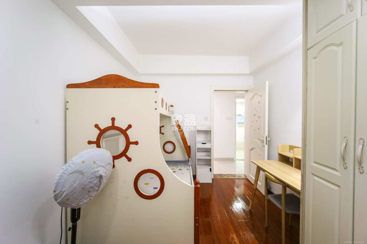 百纳广场(百纳公寓) 2室2厅1卫 73.8万 百纳广场(百纳公寓) 2室2厅1卫 73.8万卧室