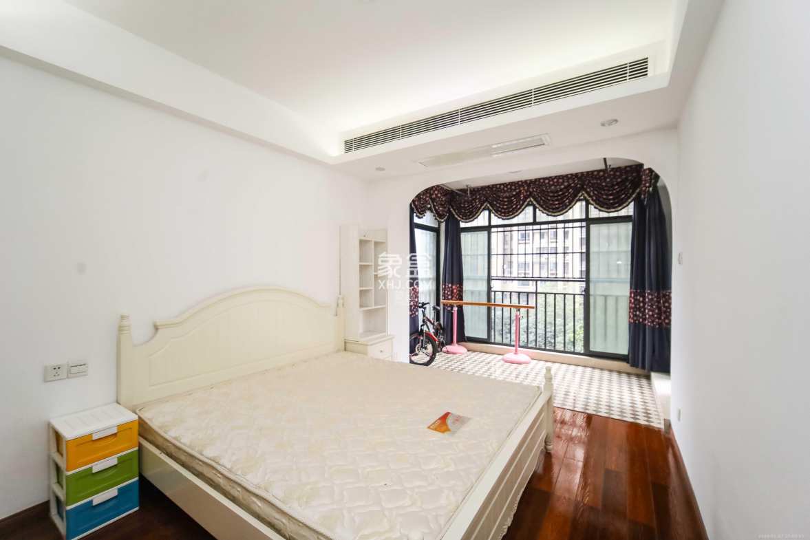 百纳广场(百纳公寓) 2室2厅1卫 73.8万 百纳广场(百纳公寓) 2室2厅1卫 73.8万卧室