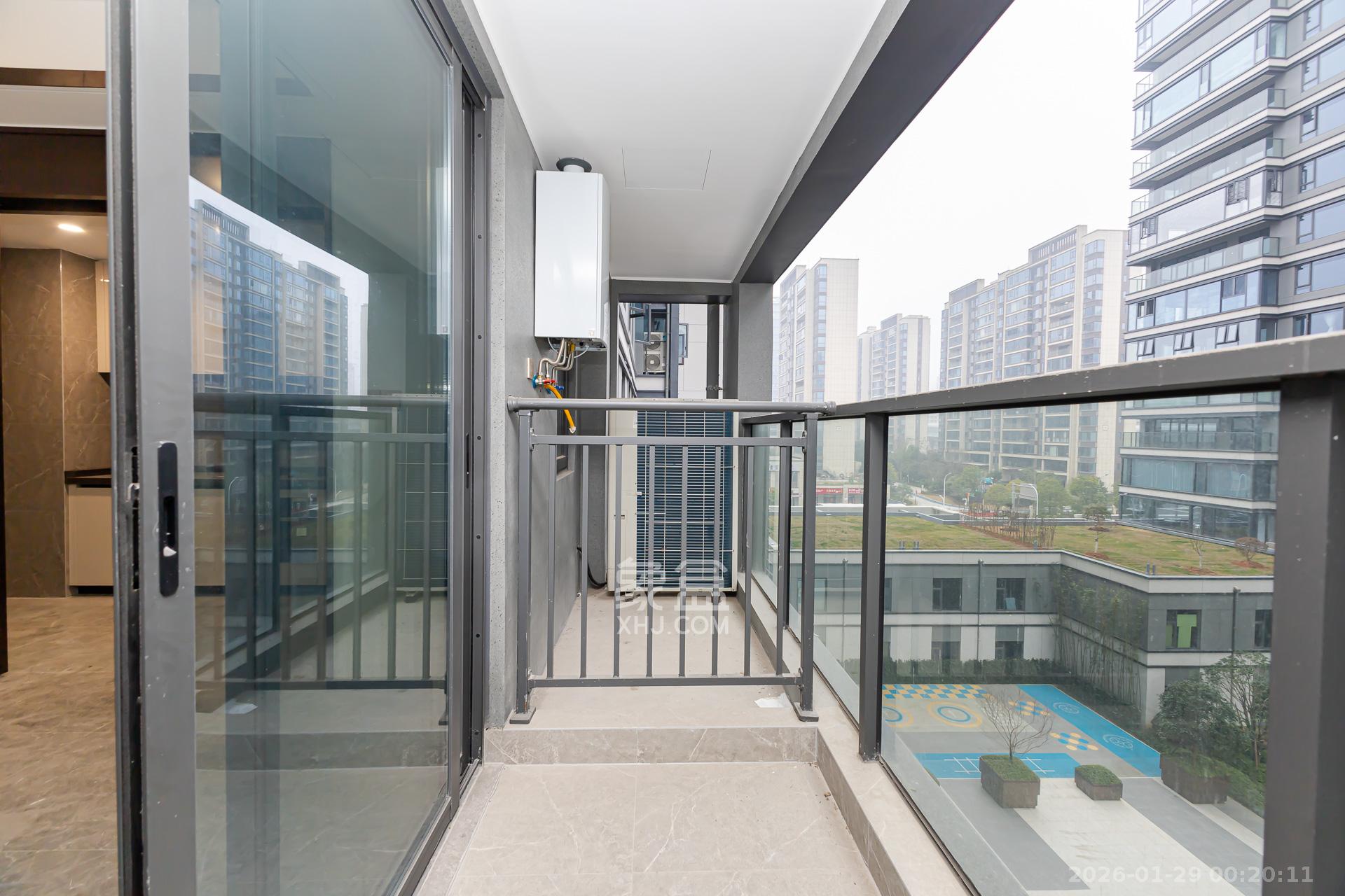 嘉臣道  4室2厅2卫    255.0万阳台