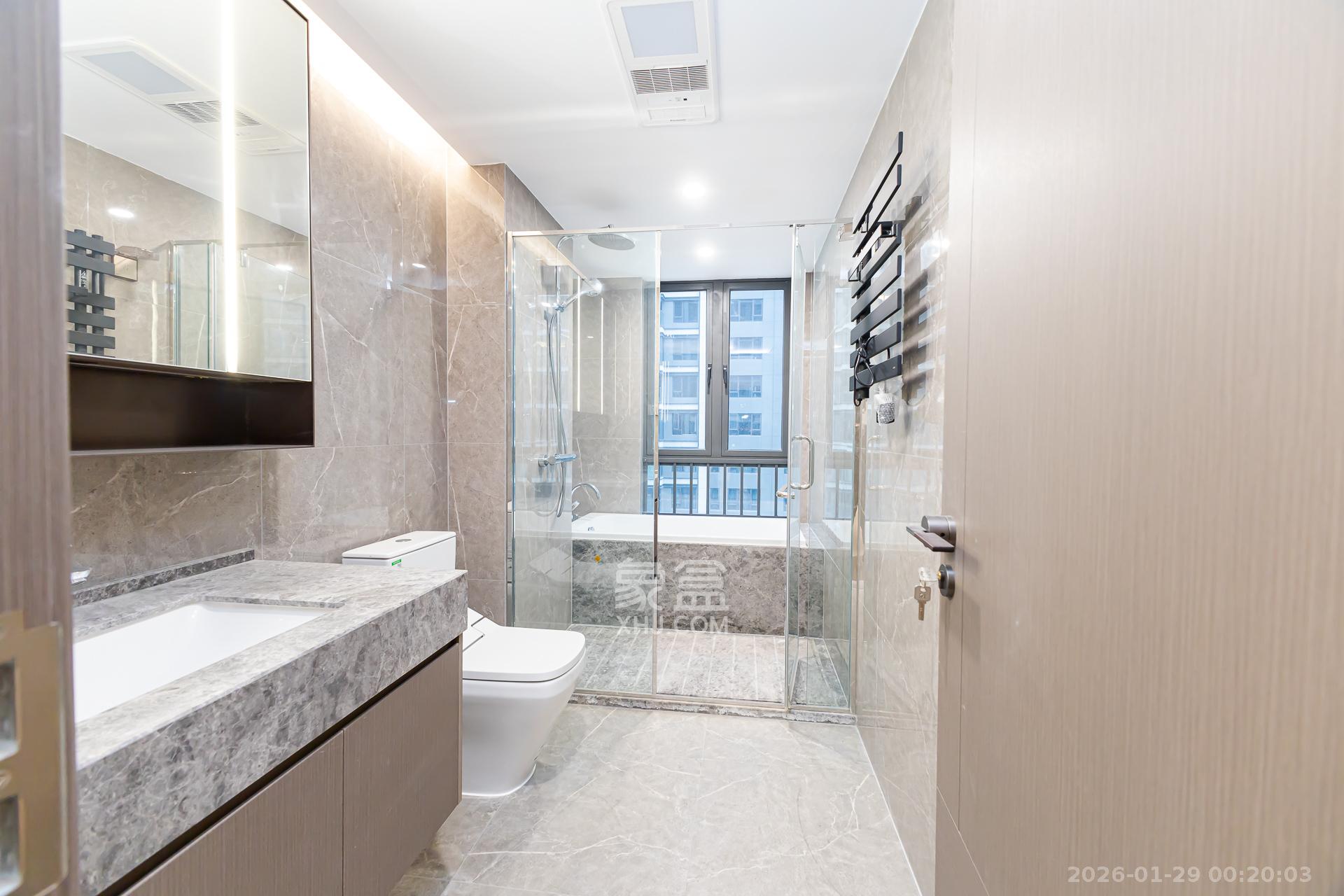 嘉臣道  4室2厅2卫    255.0万卫生间