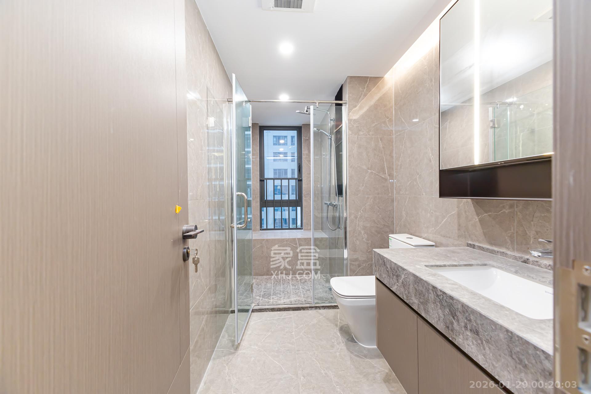 嘉臣道  4室2厅2卫    255.0万卫生间