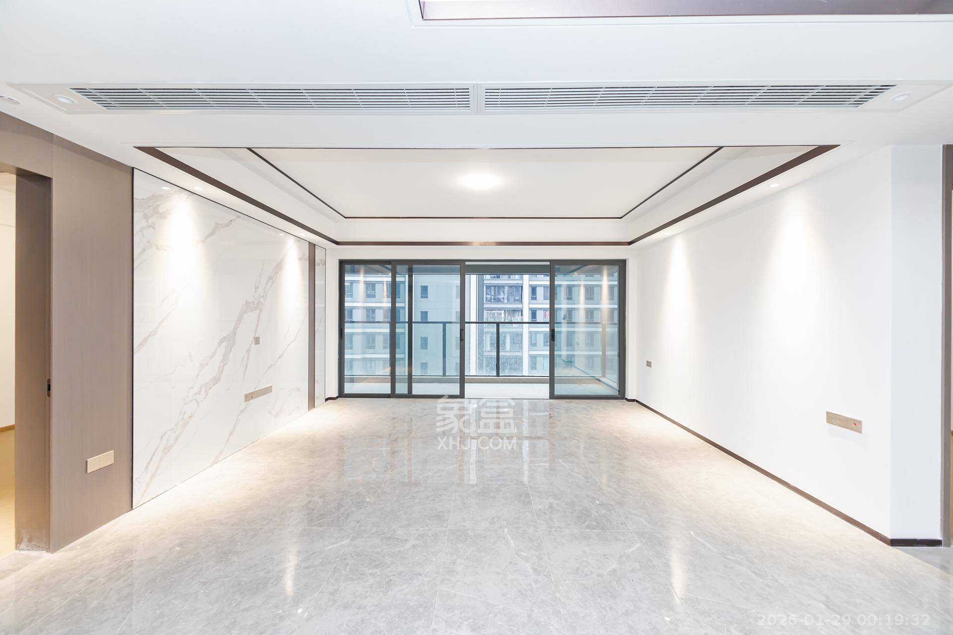 嘉臣道  4室2厅2卫    255.0万客厅