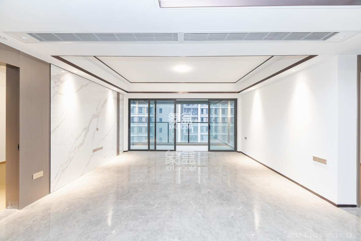 嘉臣道 4室2厅2卫 255.0万 嘉臣道 4室2厅2卫 255.0万客厅