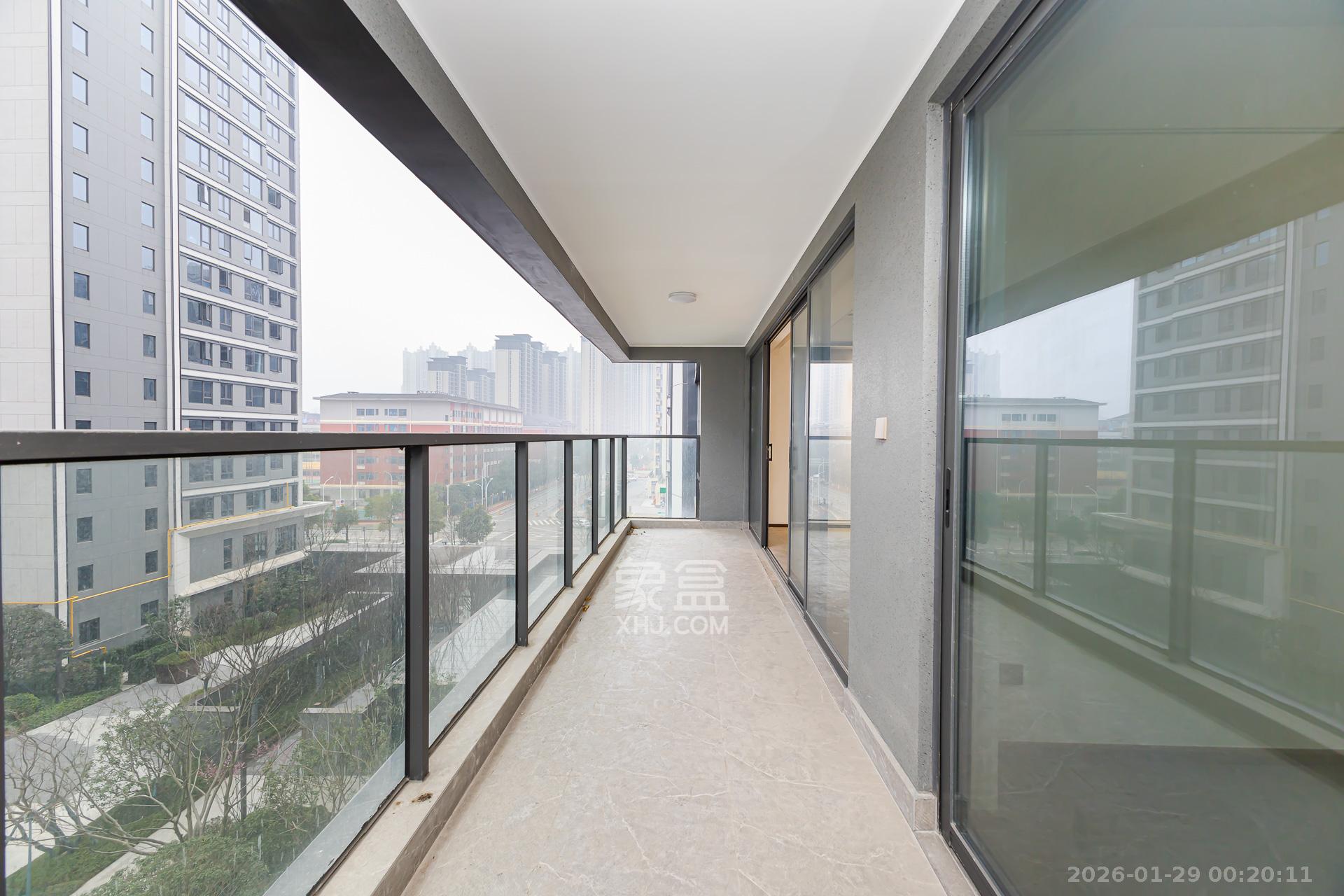 嘉臣道  4室2厅2卫    255.0万阳台