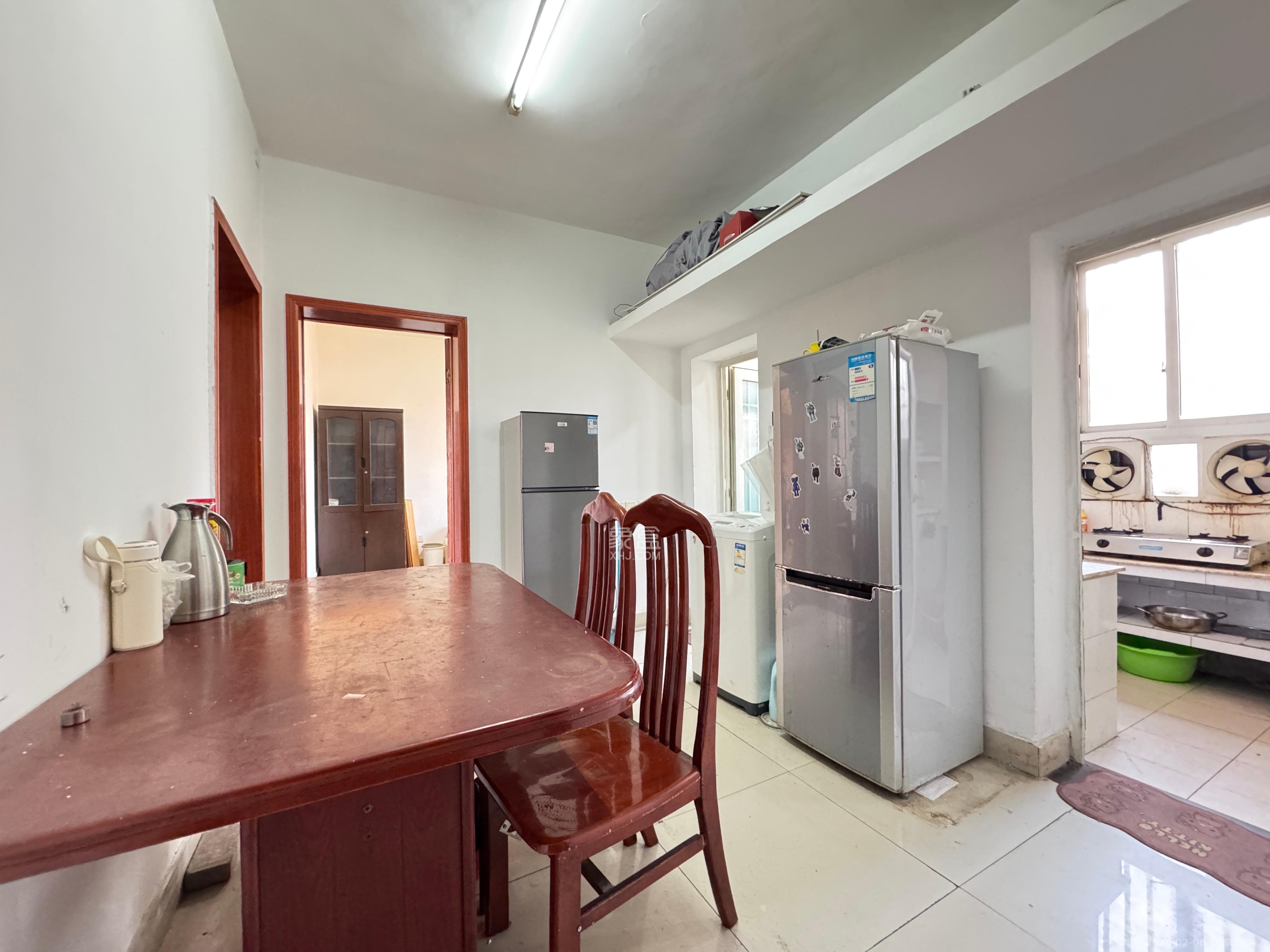 文艺新村  3室1厅1卫    2000.0元/月