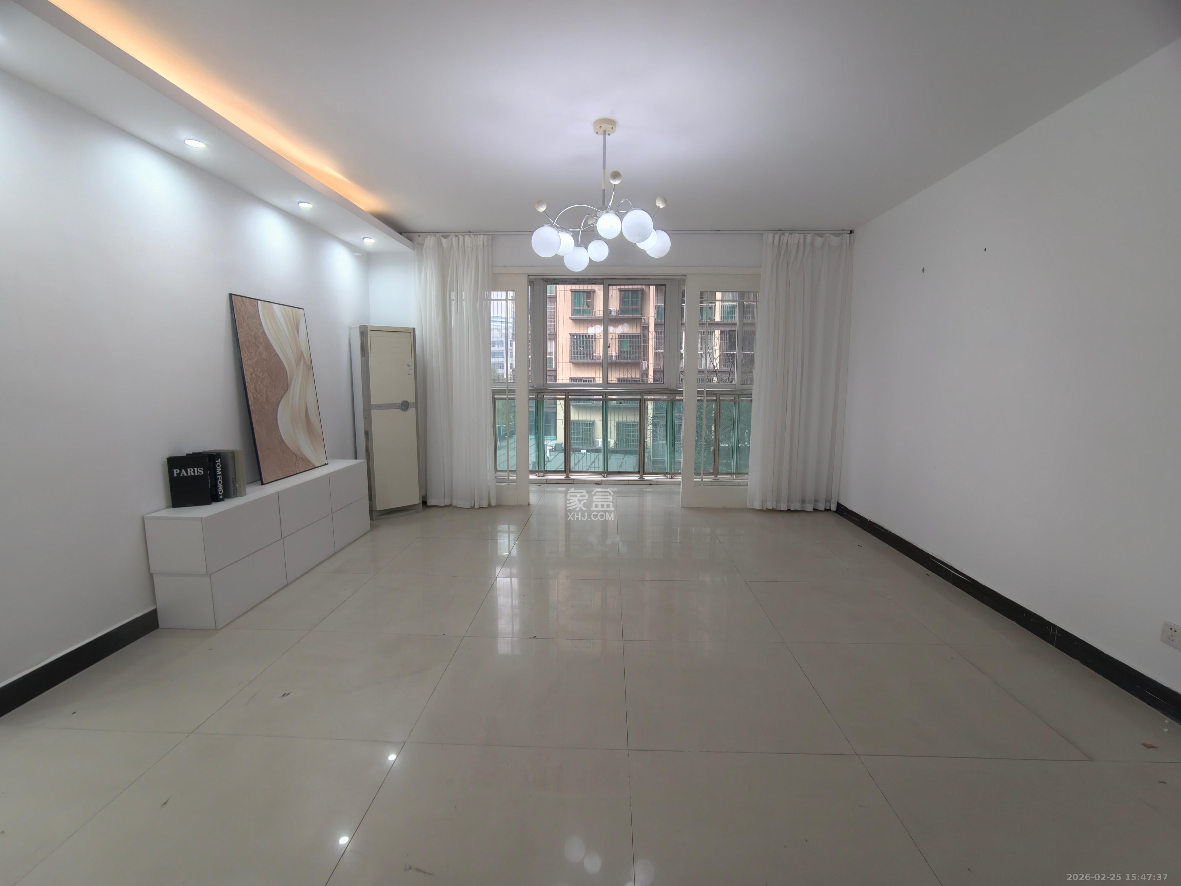 麓谷加州阳光  3室2厅2卫    2400.0元/月