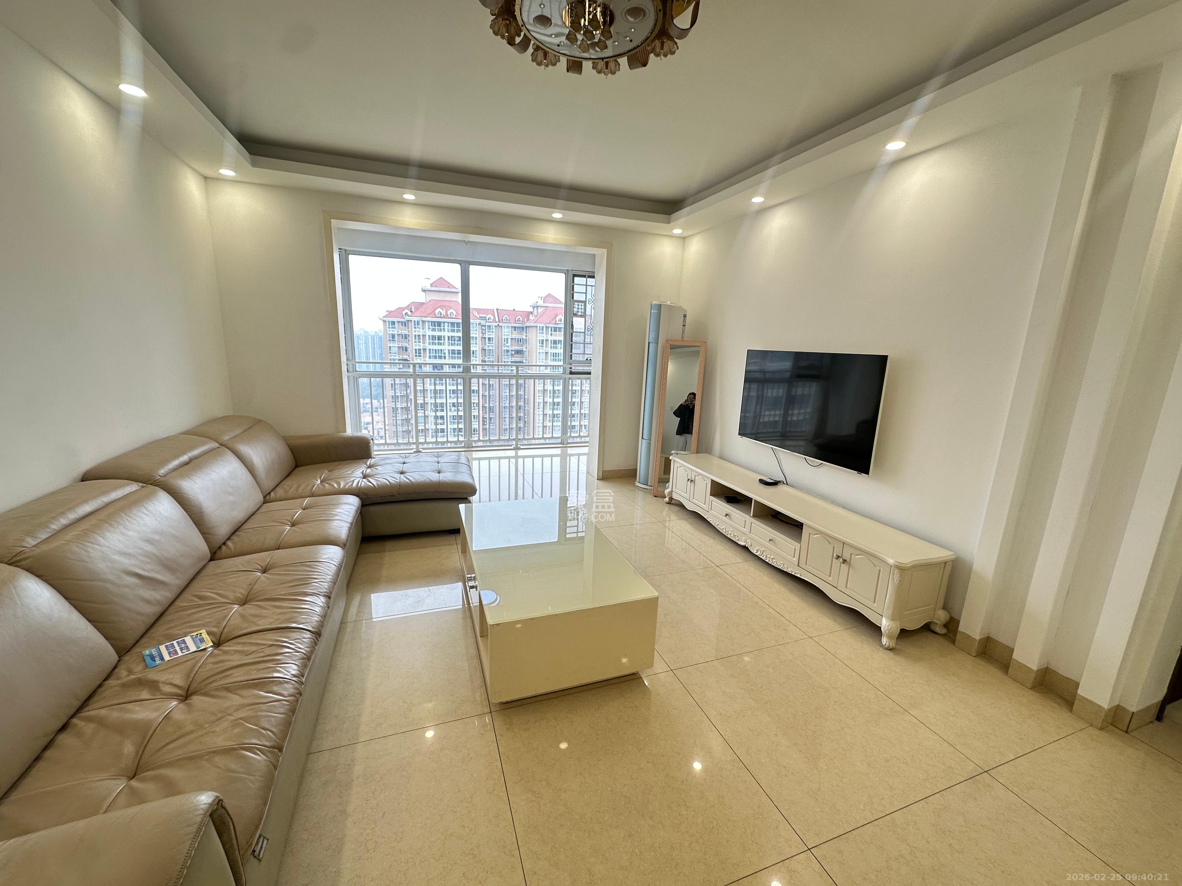 恒广国际景园一二区  3室2厅2卫    2400.0元/月