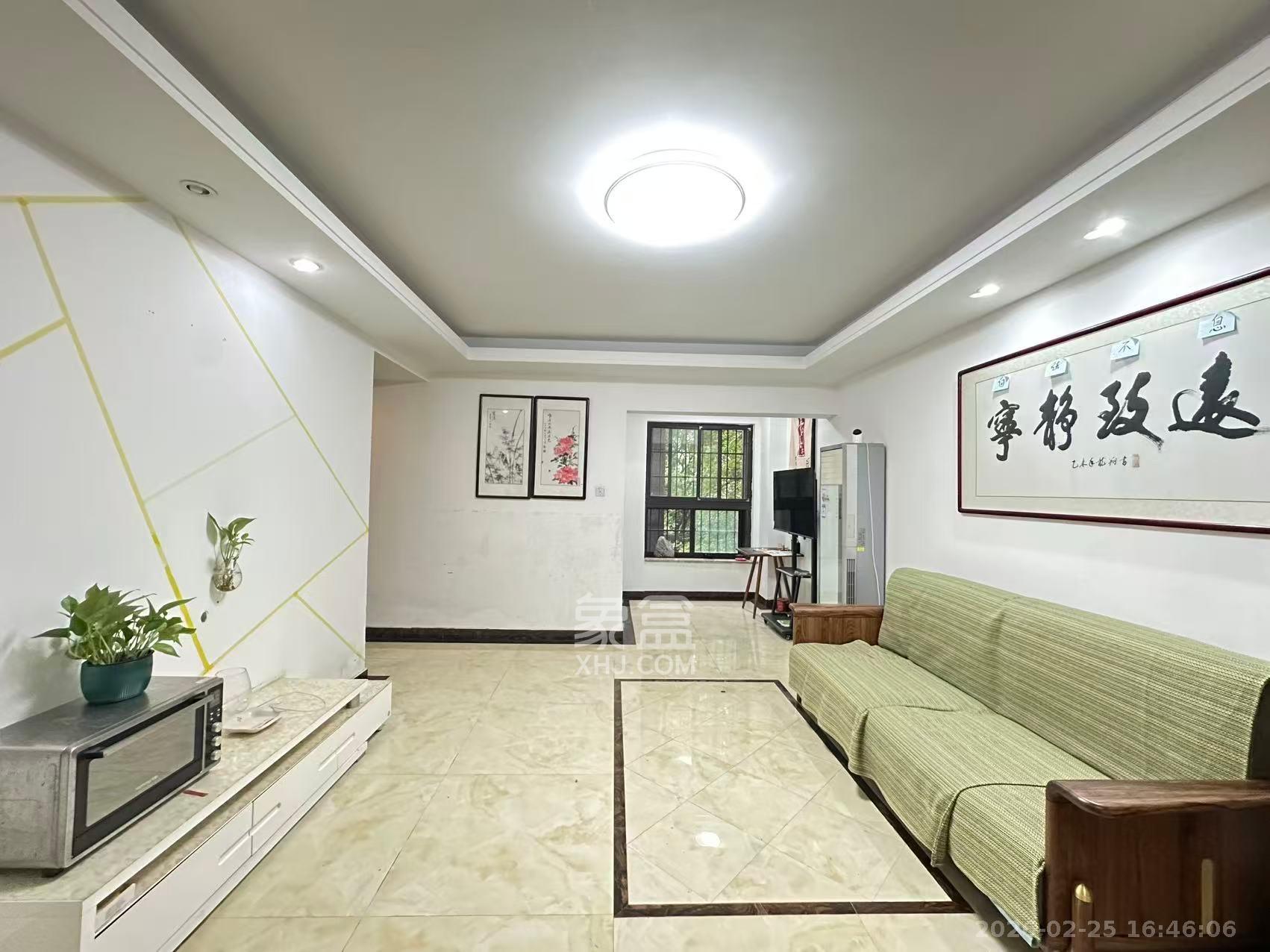 绿地中央广场  1室2厅1卫    2450.0元/月