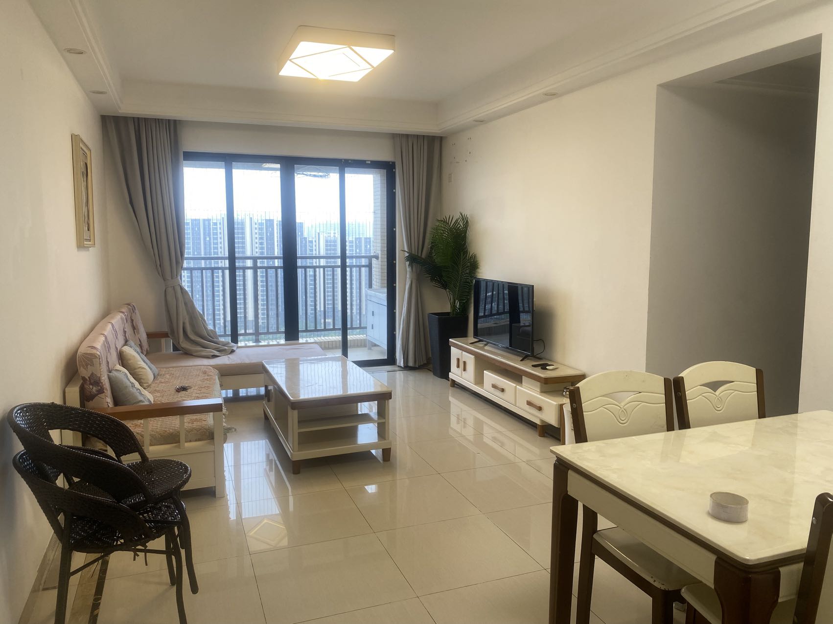 中海锦城  3室2厅2卫    3000.0元/月