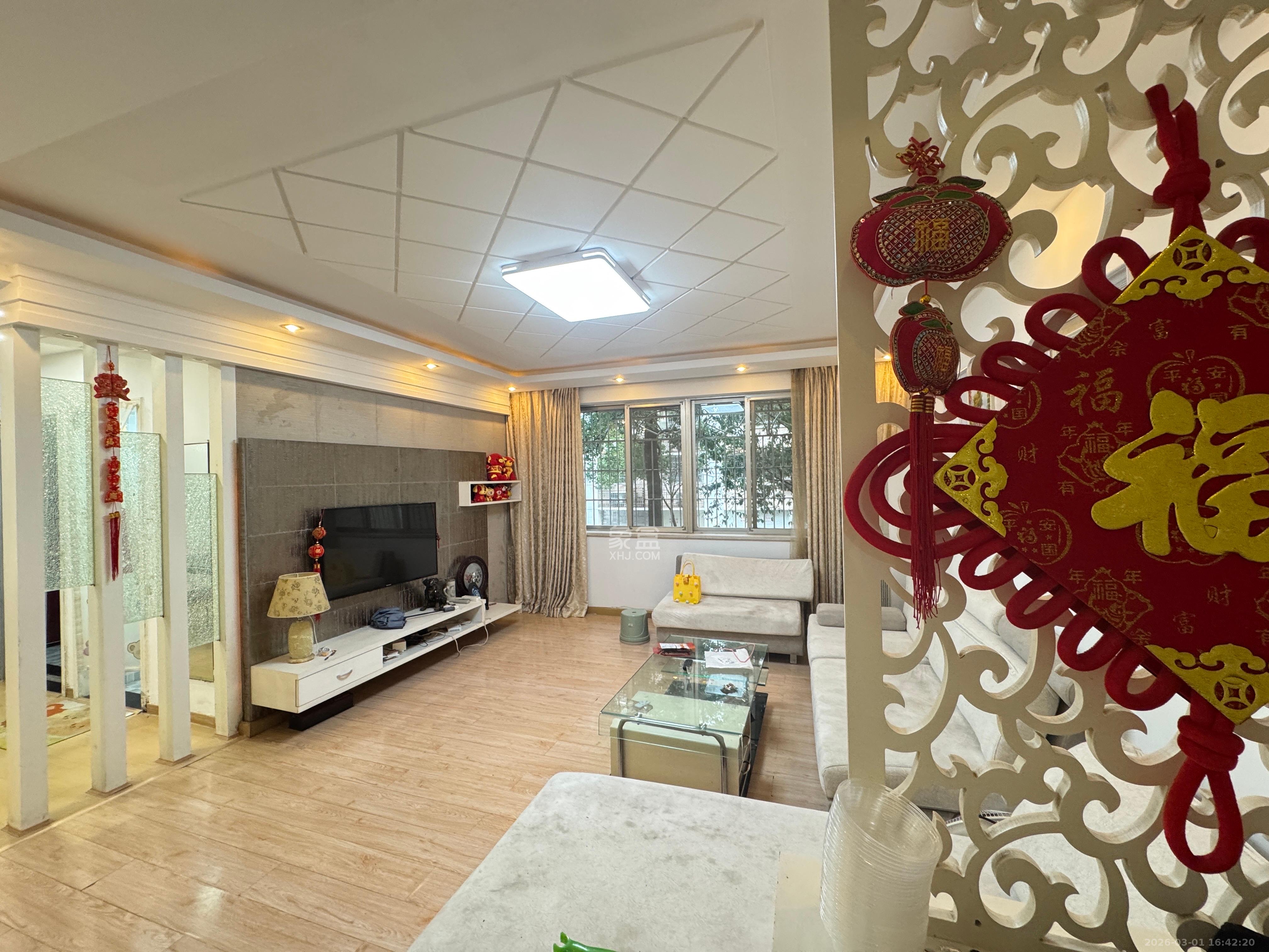 湘卫花苑  3室2厅2卫    2300.0元/月