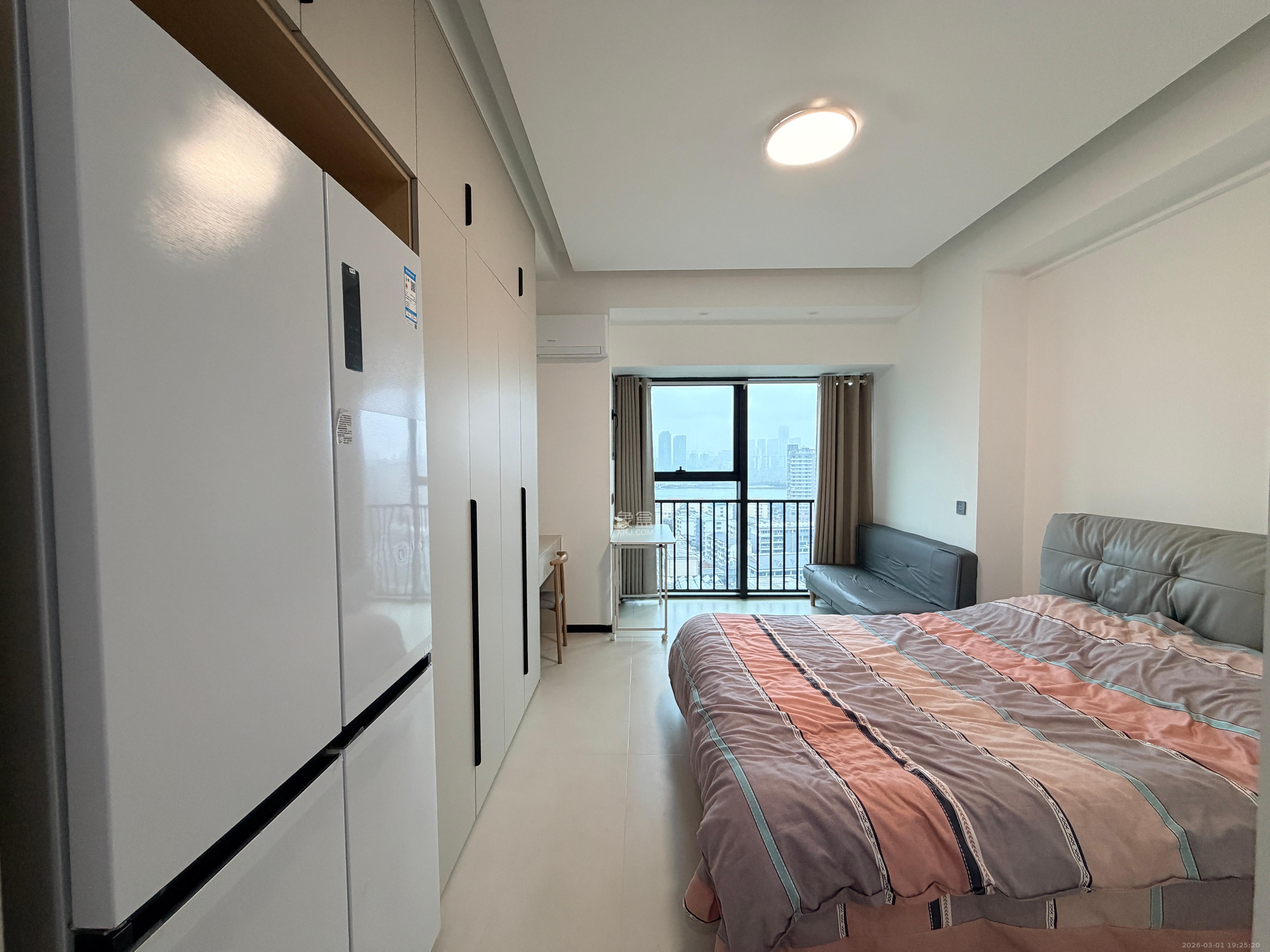 华润置地中心  1室1厅1卫    2200.0元/月