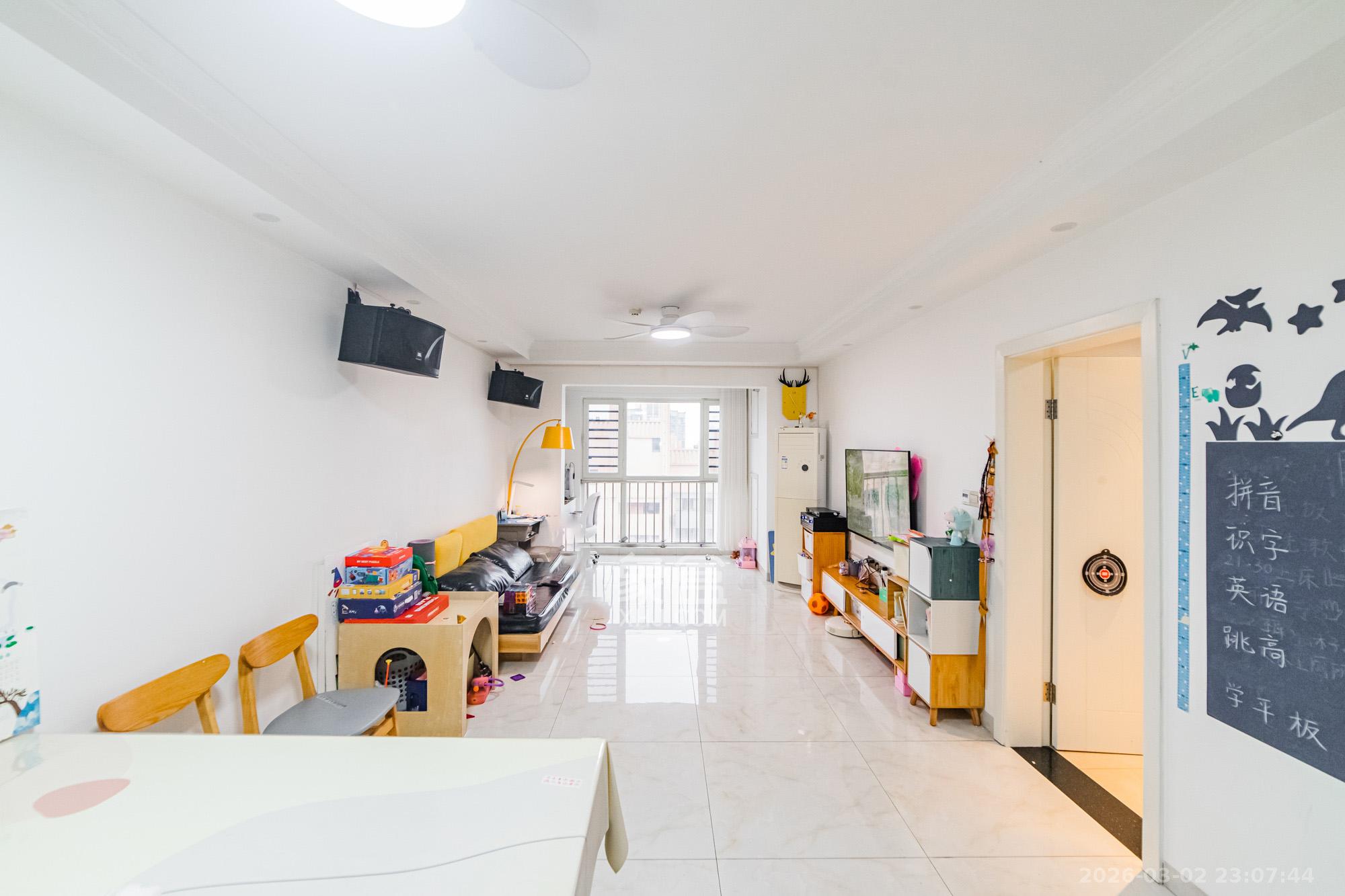 北辰三角洲E6区  3室2厅1卫    136.0万客厅