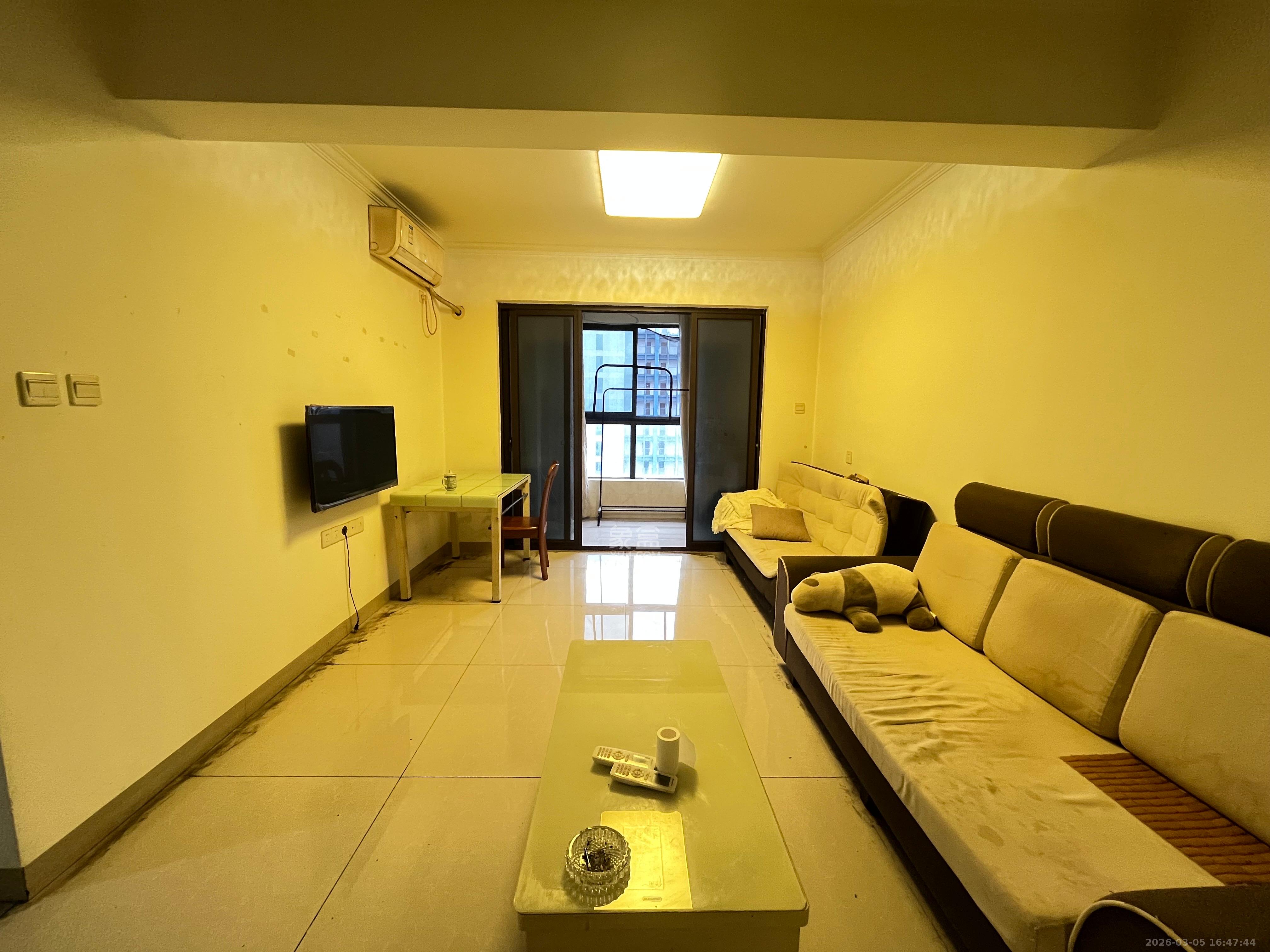 绿地中央广场  2室2厅1卫    2000.0元/月