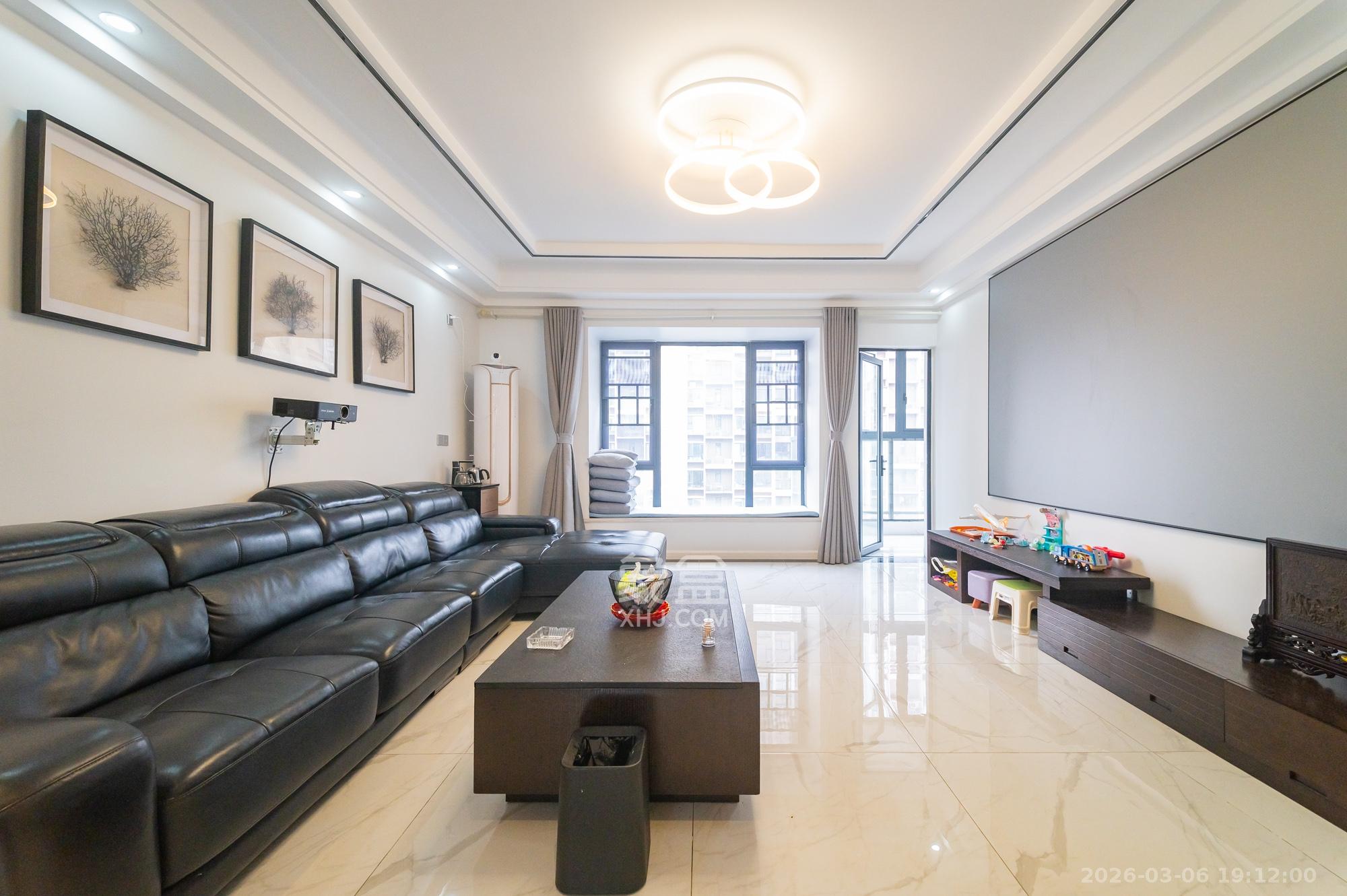 蓝山郡  4室2厅2卫    128.0万