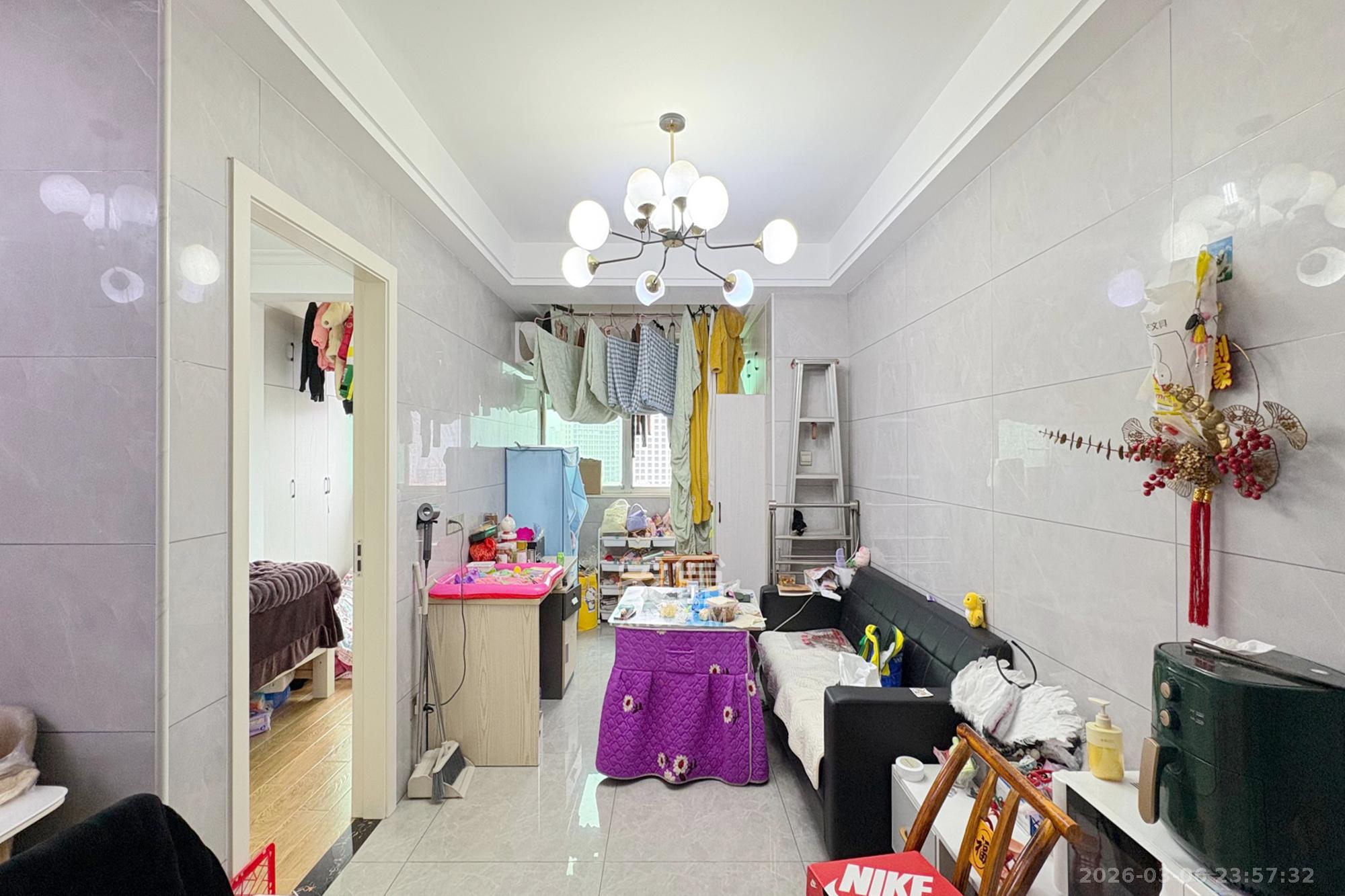 鸿信大厦  4室2厅2卫    210.0万