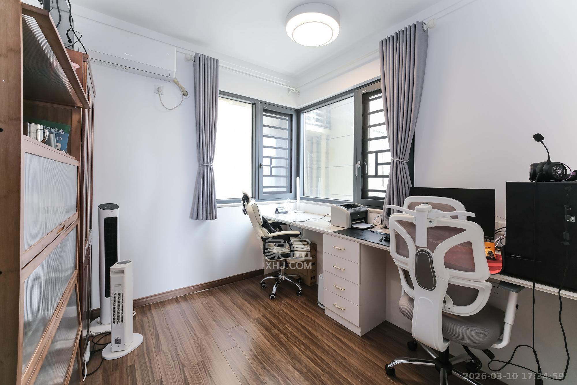 保利香槟国际E区 3室2厅2卫 82.0万 保利香槟国际E区 3室2厅2卫 82.0万卧室