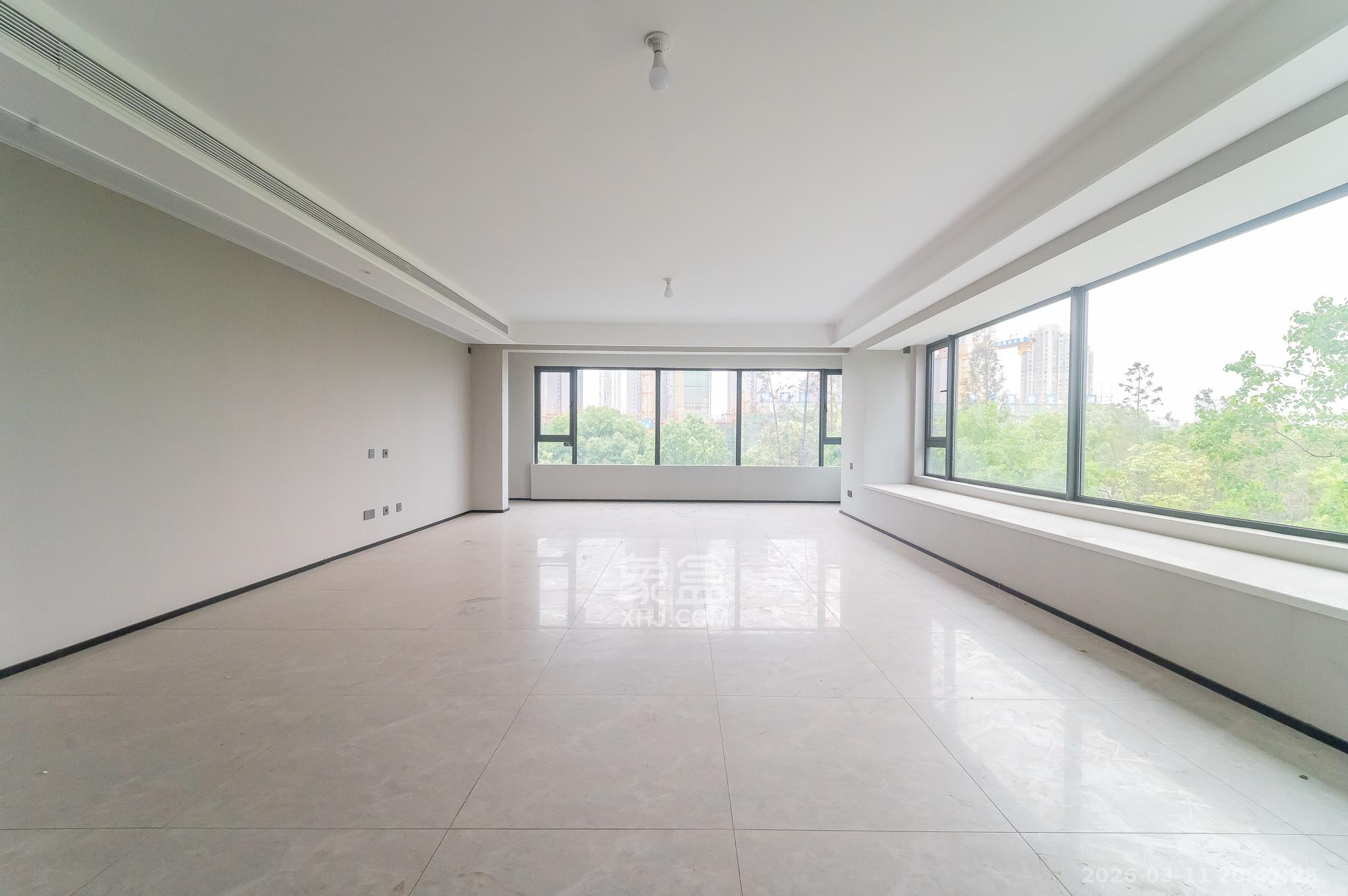 万科松湖天地  4室2厅3卫    272.8万