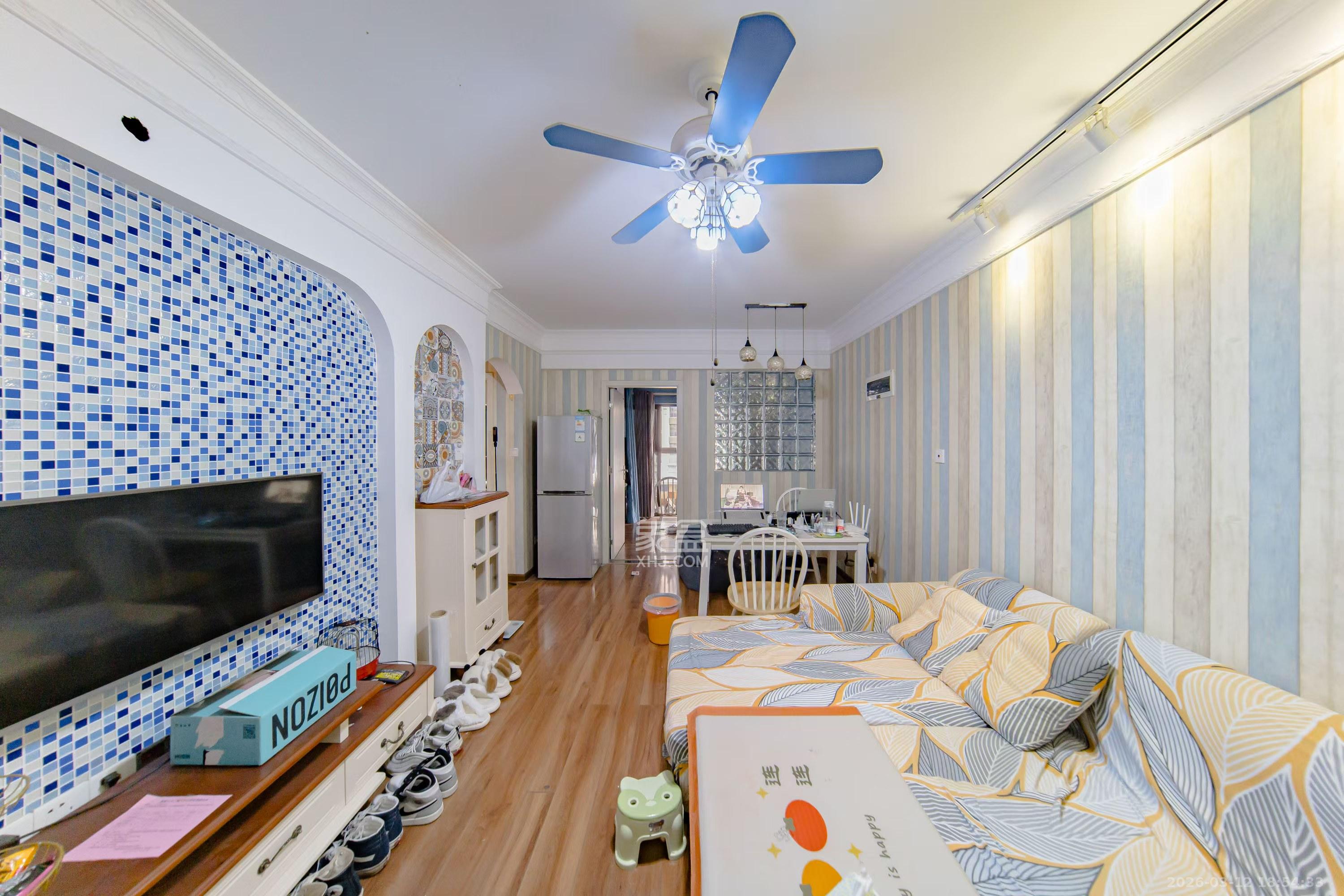 绿地中央广场  2室2厅1卫    2300.0元/月