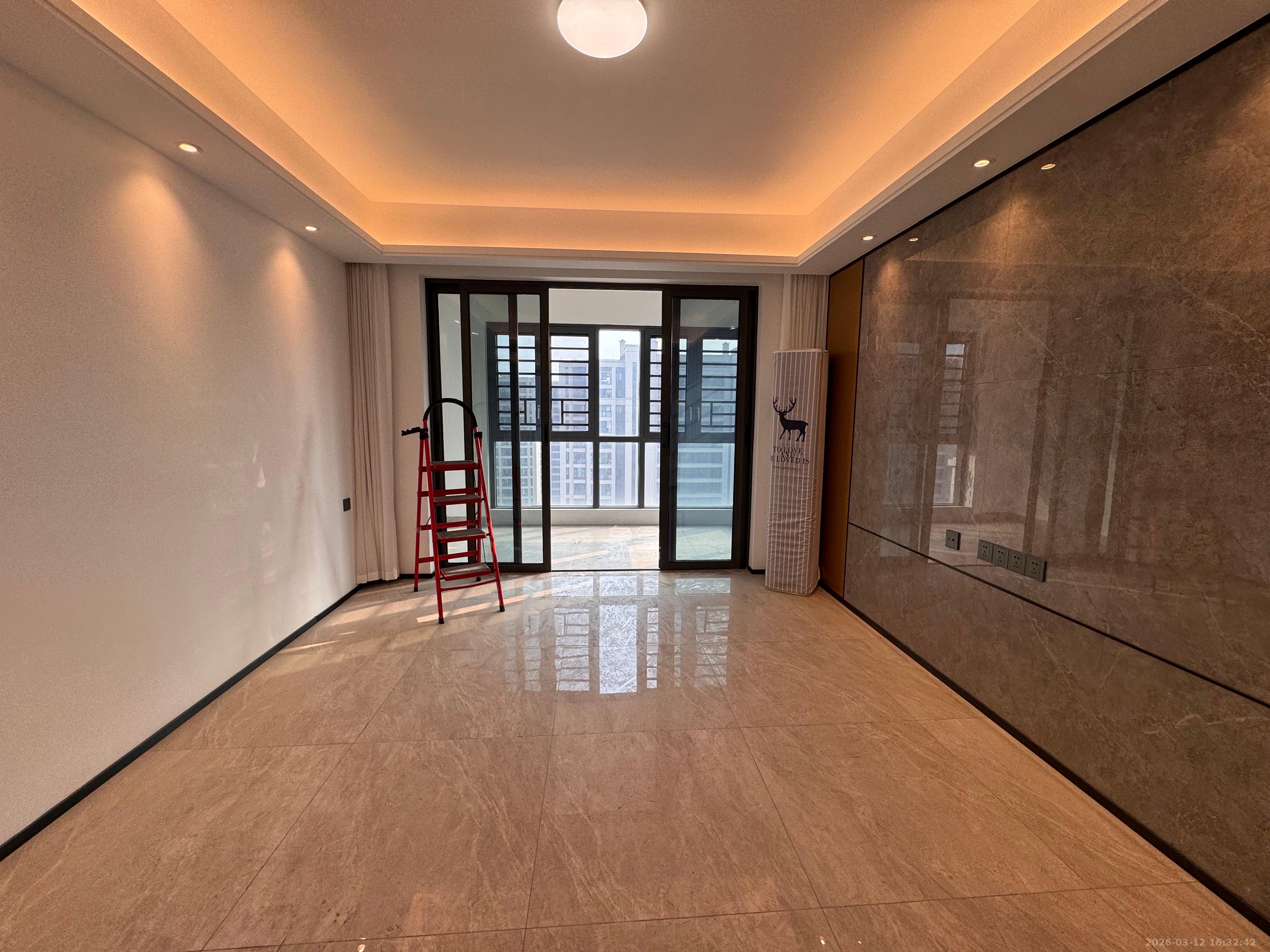 长房雍景湾  3室2厅2卫    2800.0元/月