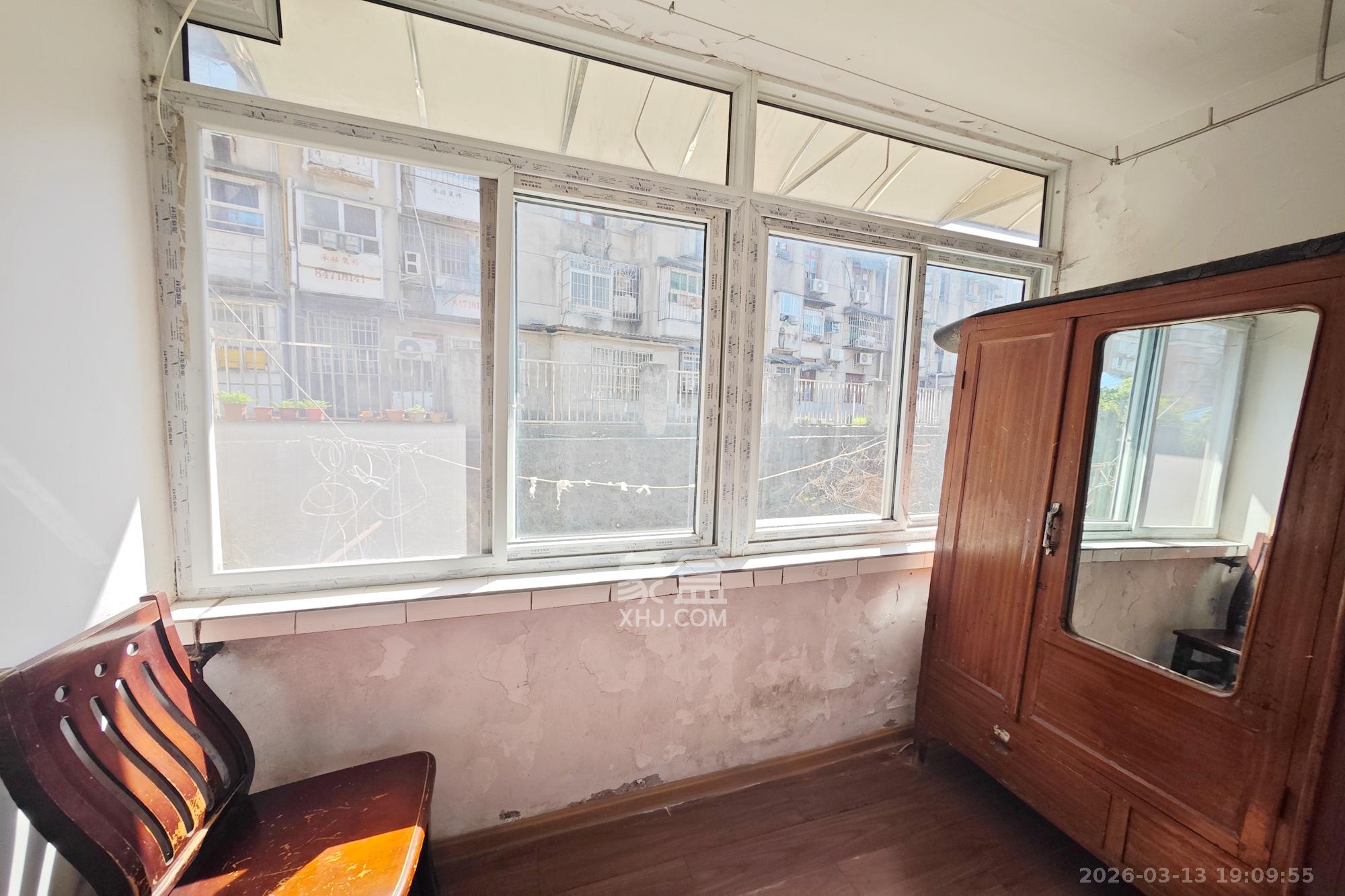 红花坡社区  1室1厅1卫    15.8万阳台