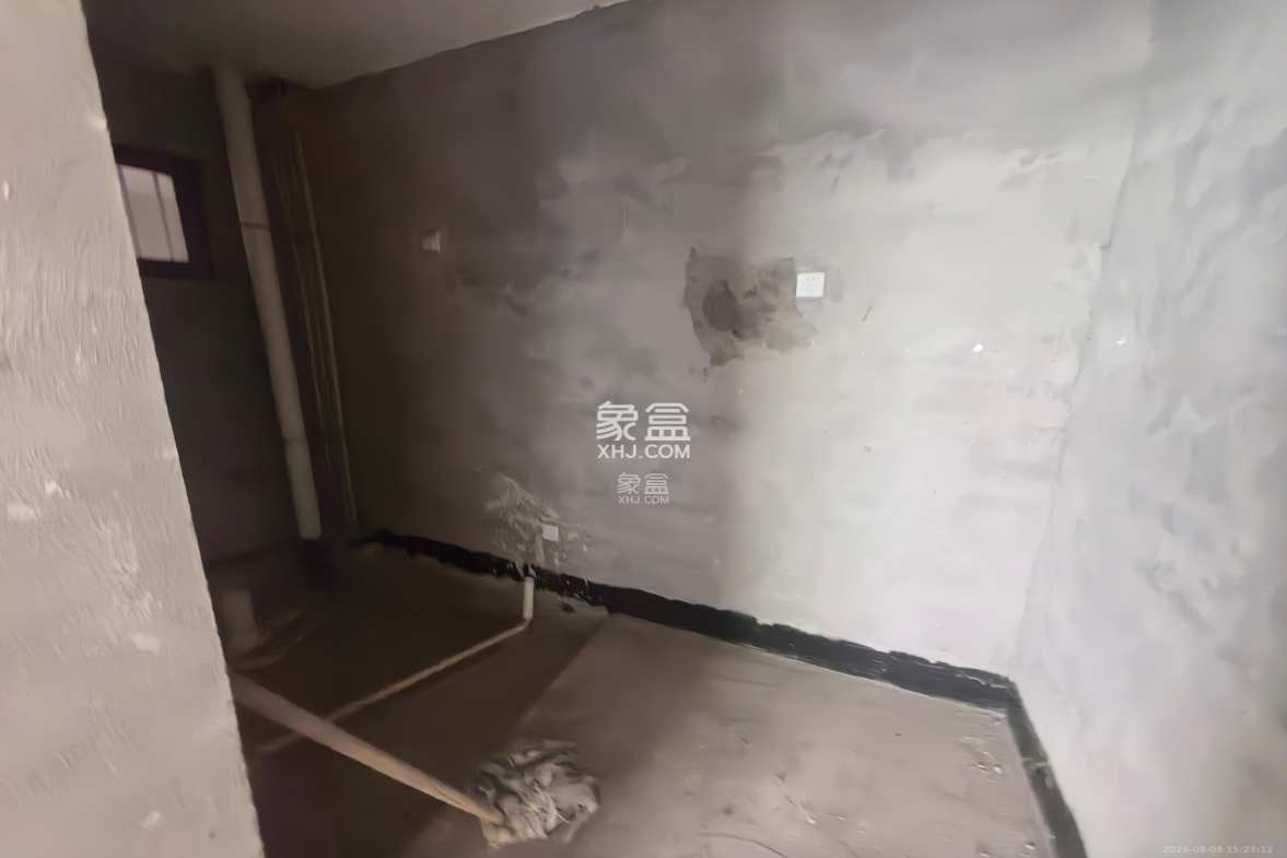 华雅花园 4室2厅2卫 46.8万 华雅花园 4室2厅2卫 46.8万客厅