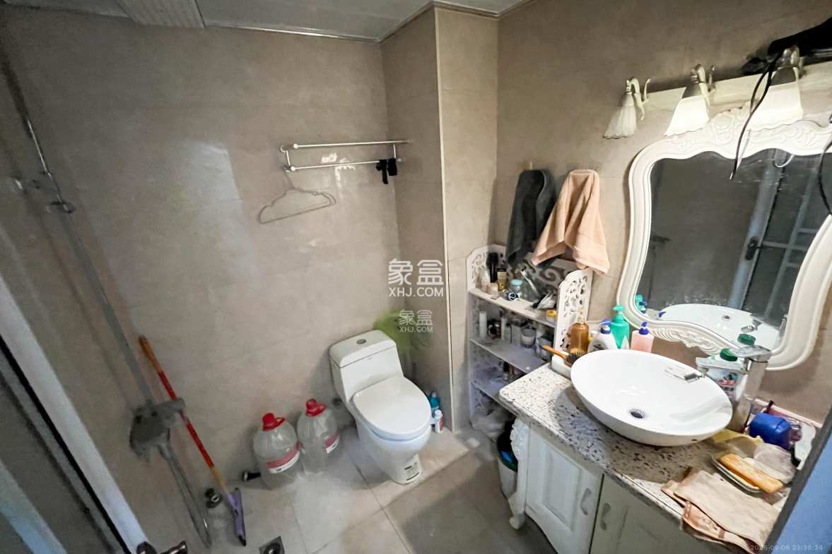 中海梅溪湖壹号 4室2厅3卫 350.0万 中海梅溪湖壹号 4室2厅3卫 350.0万卫生间