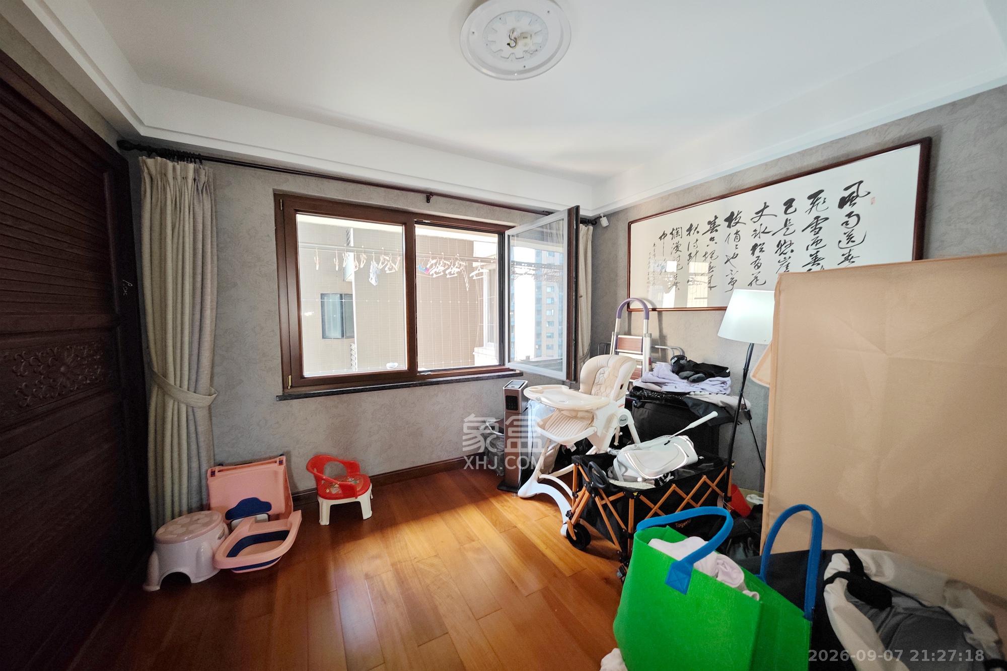 长房天翼未来城  5室2厅2卫    240.0万卧室