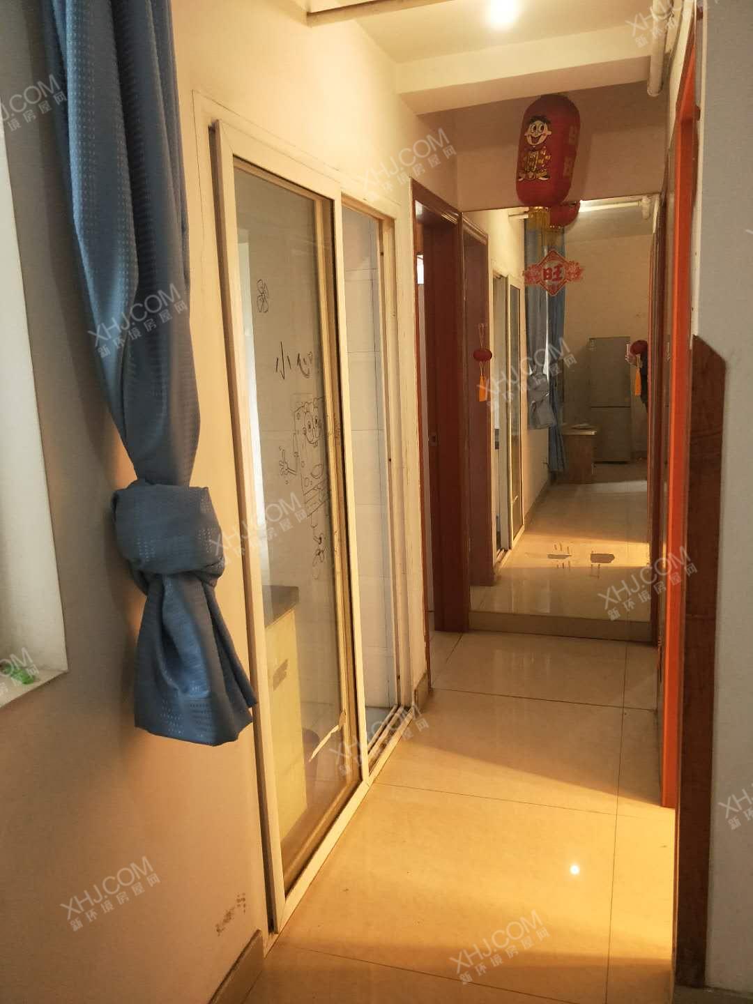 左右小区  2室1厅1卫   75.00万客厅