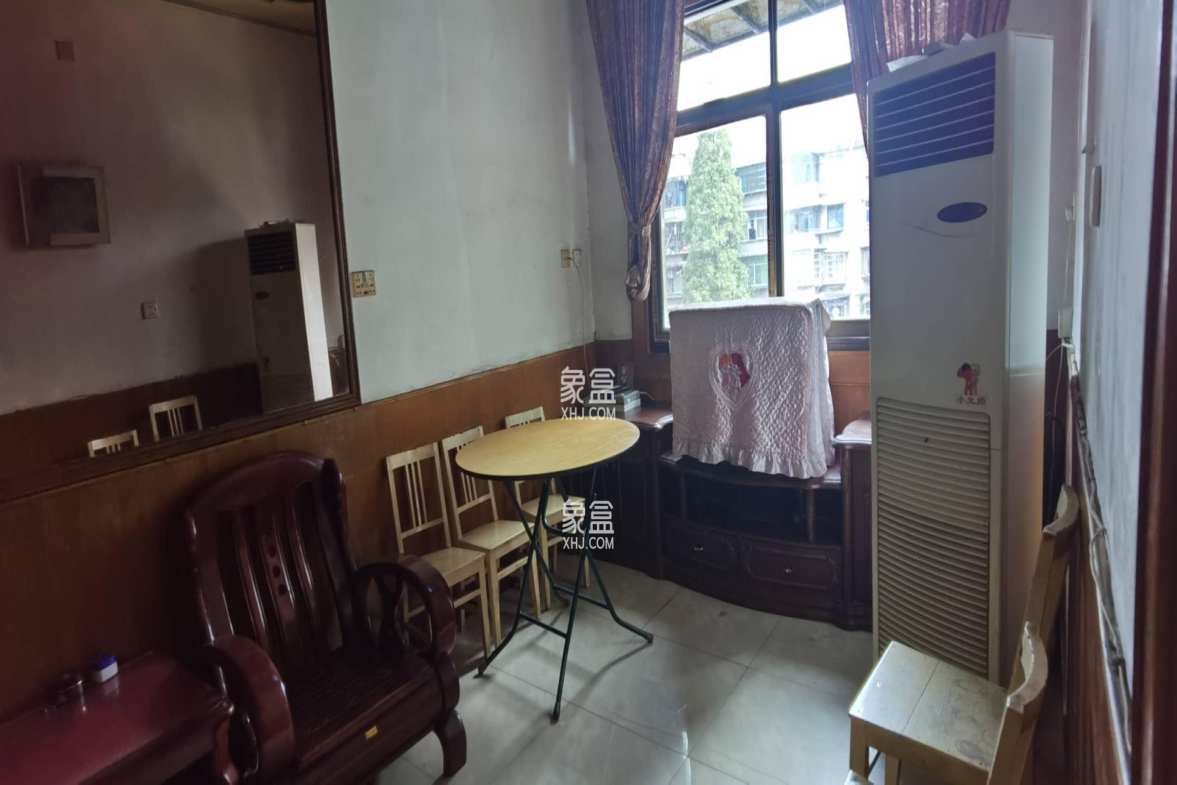 银馨家园(贺家土电厂生活区) 3室2厅1卫 1300.0元/月 银馨家园(贺家土电厂生活区) 3室2厅1卫 1300.0元/月室内图