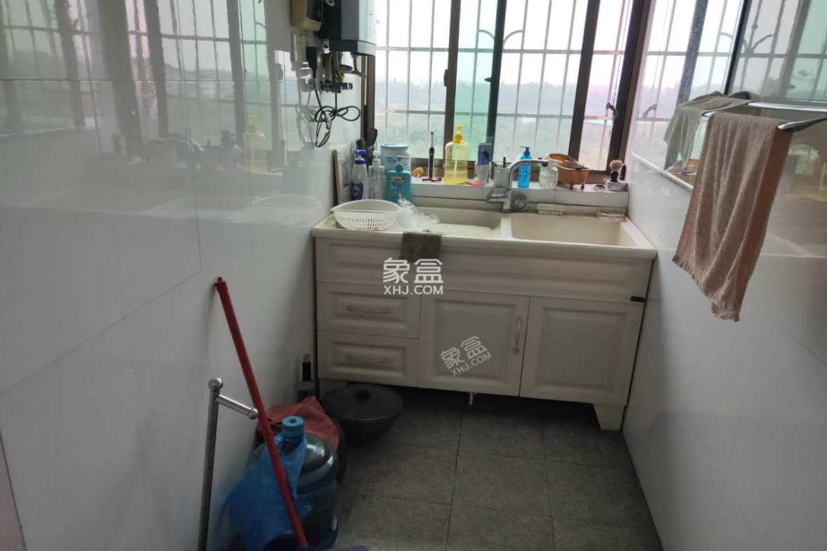 银竹苑小区  3室2厅2卫    49.8万 银竹苑小区  3室2厅2卫    49.8万卫生间