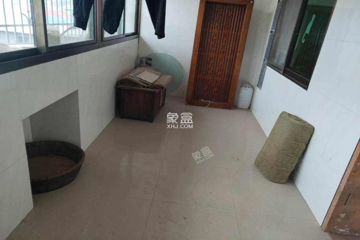 银竹苑小区  3室2厅2卫    49.8万 银竹苑小区  3室2厅2卫    49.8万阳台