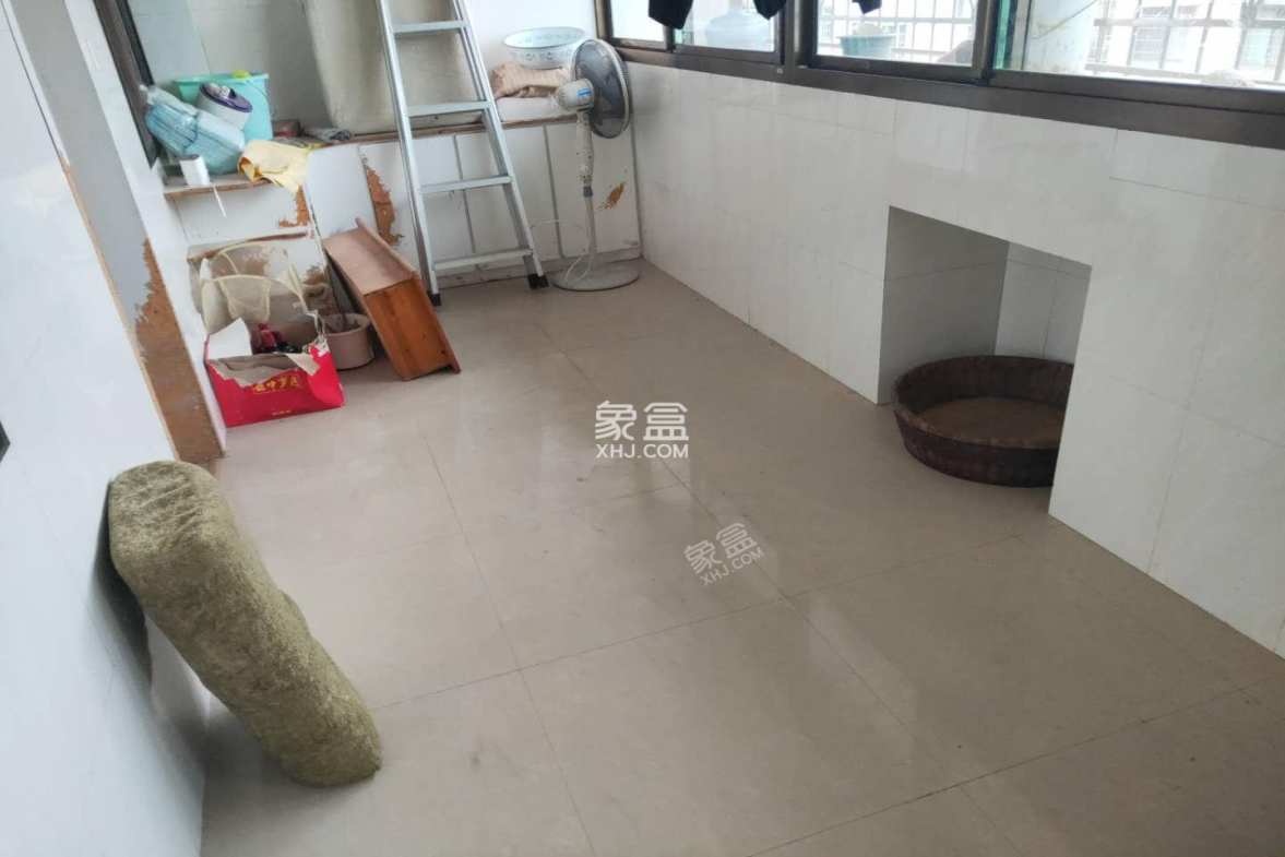 银竹苑小区  3室2厅2卫    49.8万 银竹苑小区  3室2厅2卫    49.8万阳台