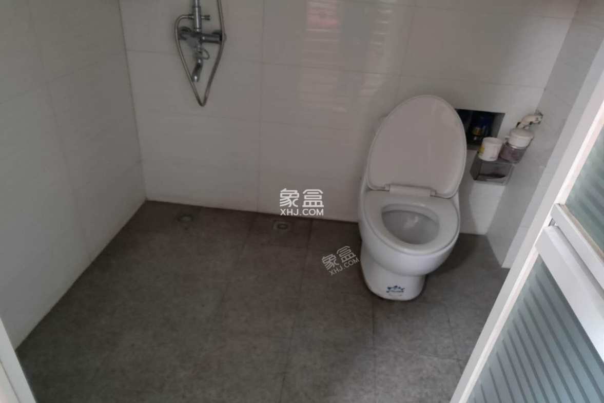 银竹苑小区  3室2厅2卫    49.8万 银竹苑小区  3室2厅2卫    49.8万卫生间