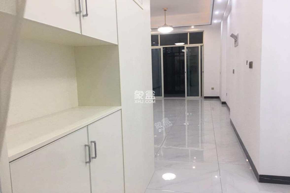 特变水木融城 3室2厅2卫 95.00万 特变水木融城 3室2厅2卫 95.00万客厅