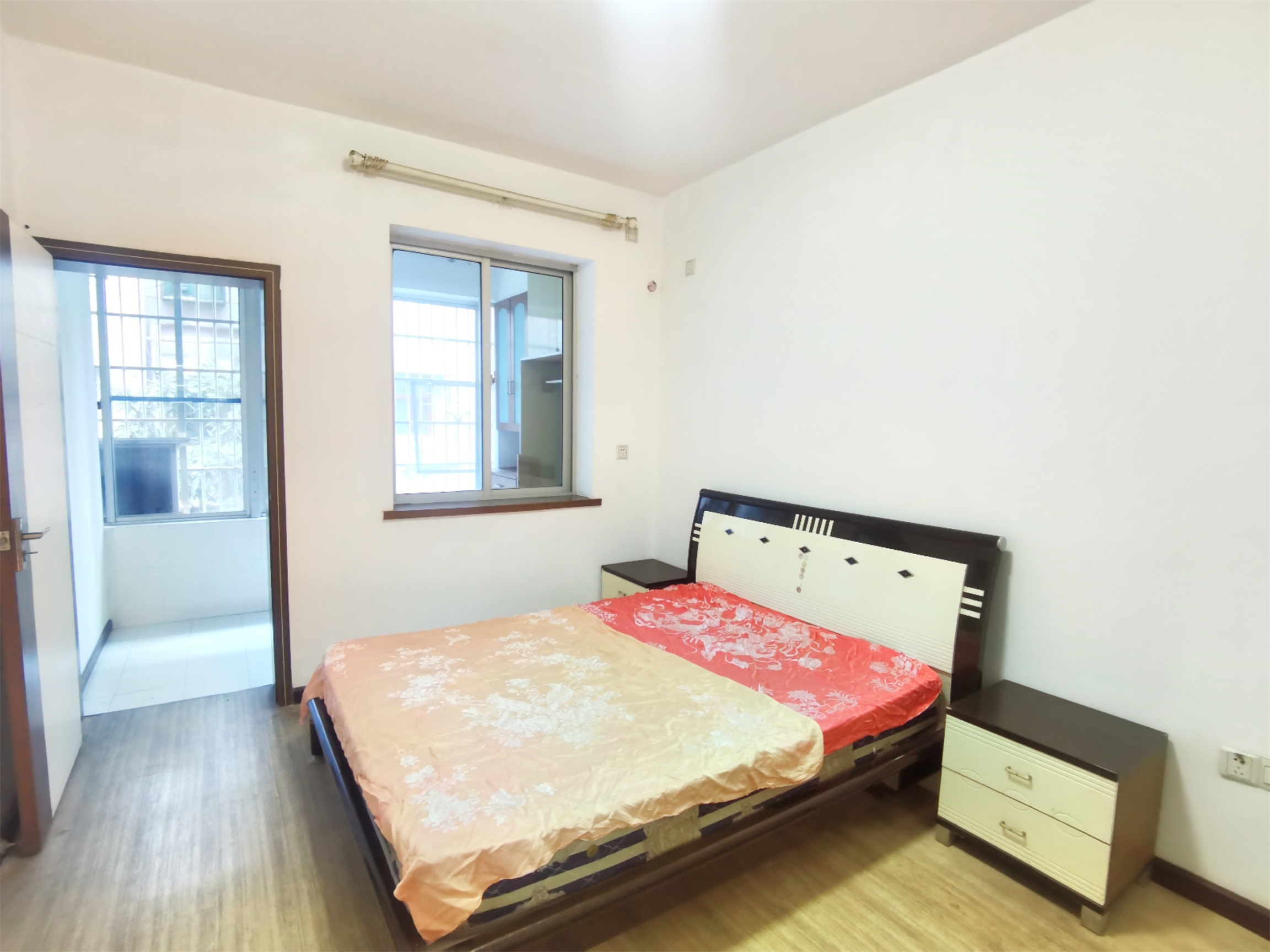 人大宿舍 4室2厅1卫 85.0万 人大宿舍 4室2厅1卫 85.0万客厅