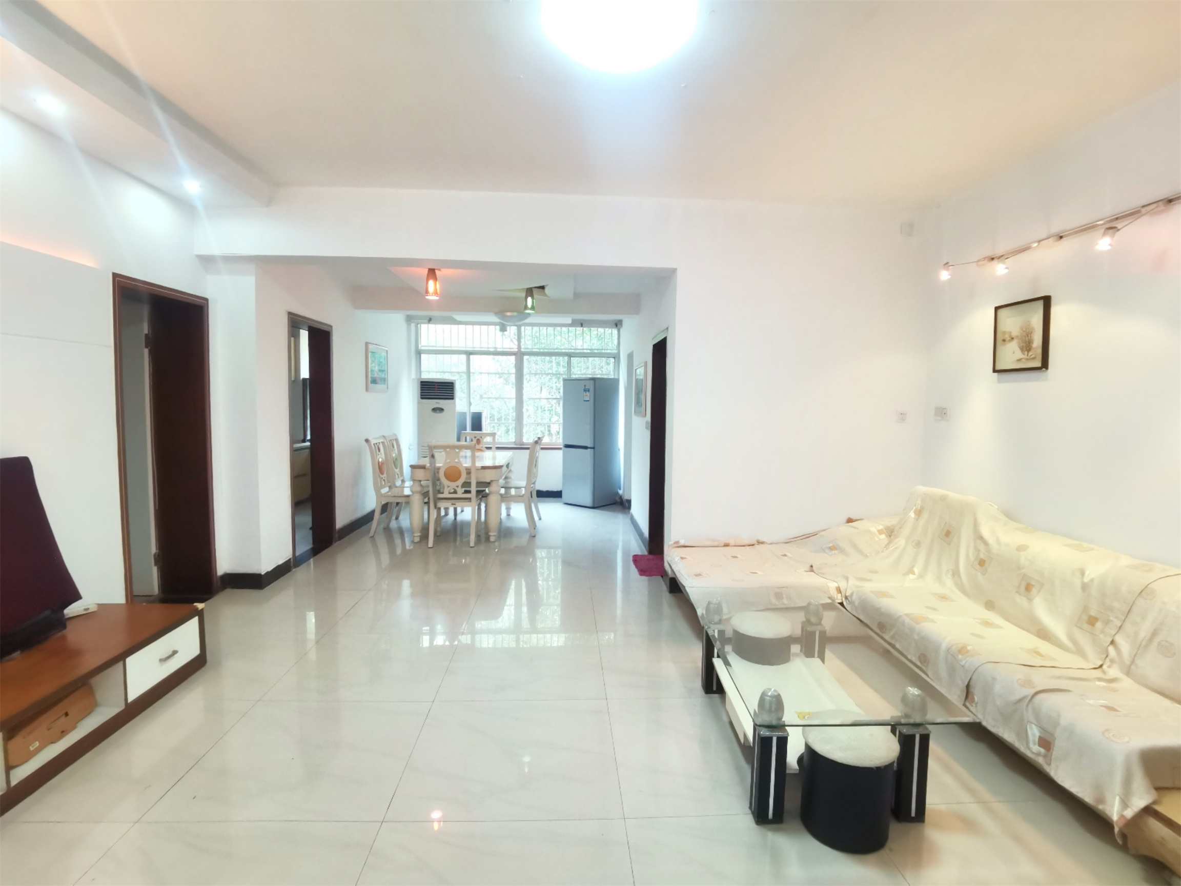 人大宿舍 4室2厅1卫 85.0万 人大宿舍 4室2厅1卫 85.0万客厅