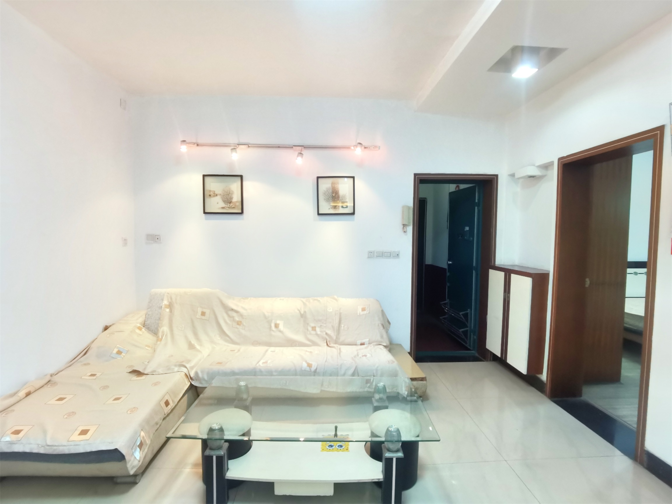 人大宿舍 4室2厅1卫 85.0万 人大宿舍 4室2厅1卫 85.0万客厅