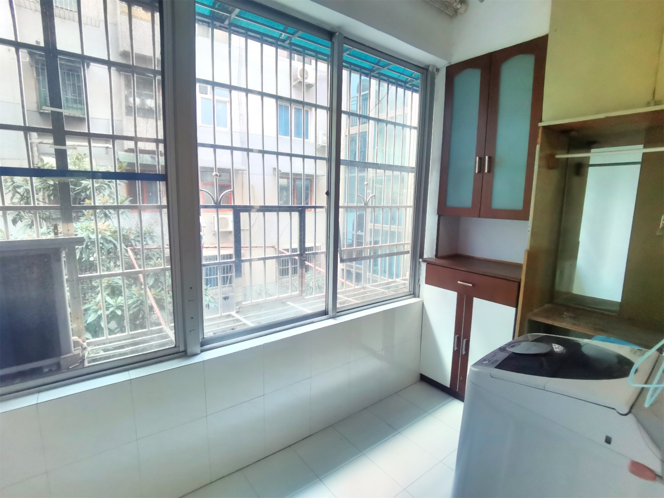 人大宿舍 4室2厅1卫 85.0万 人大宿舍 4室2厅1卫 85.0万客厅