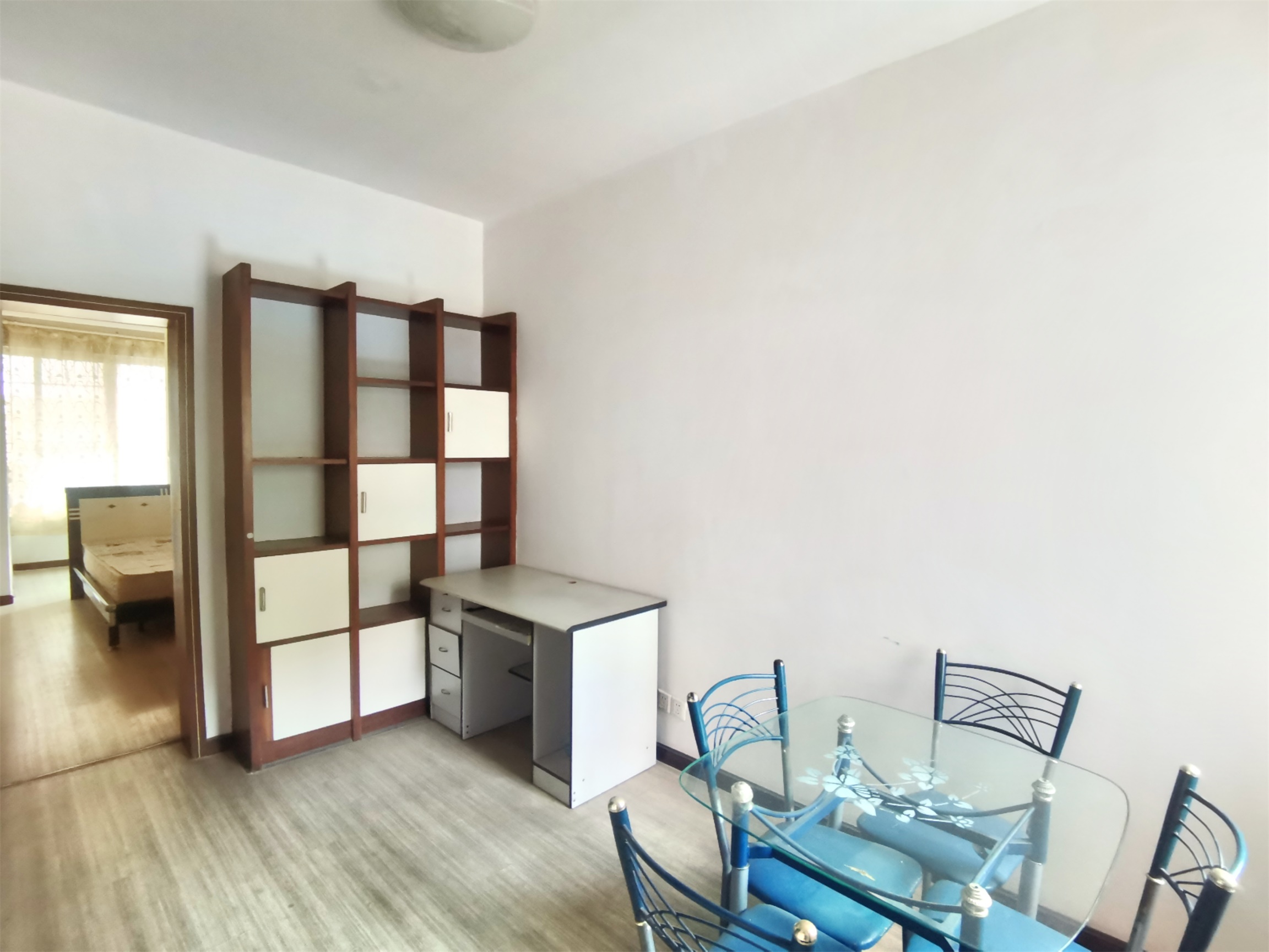 人大宿舍 4室2厅1卫 85.0万 人大宿舍 4室2厅1卫 85.0万客厅