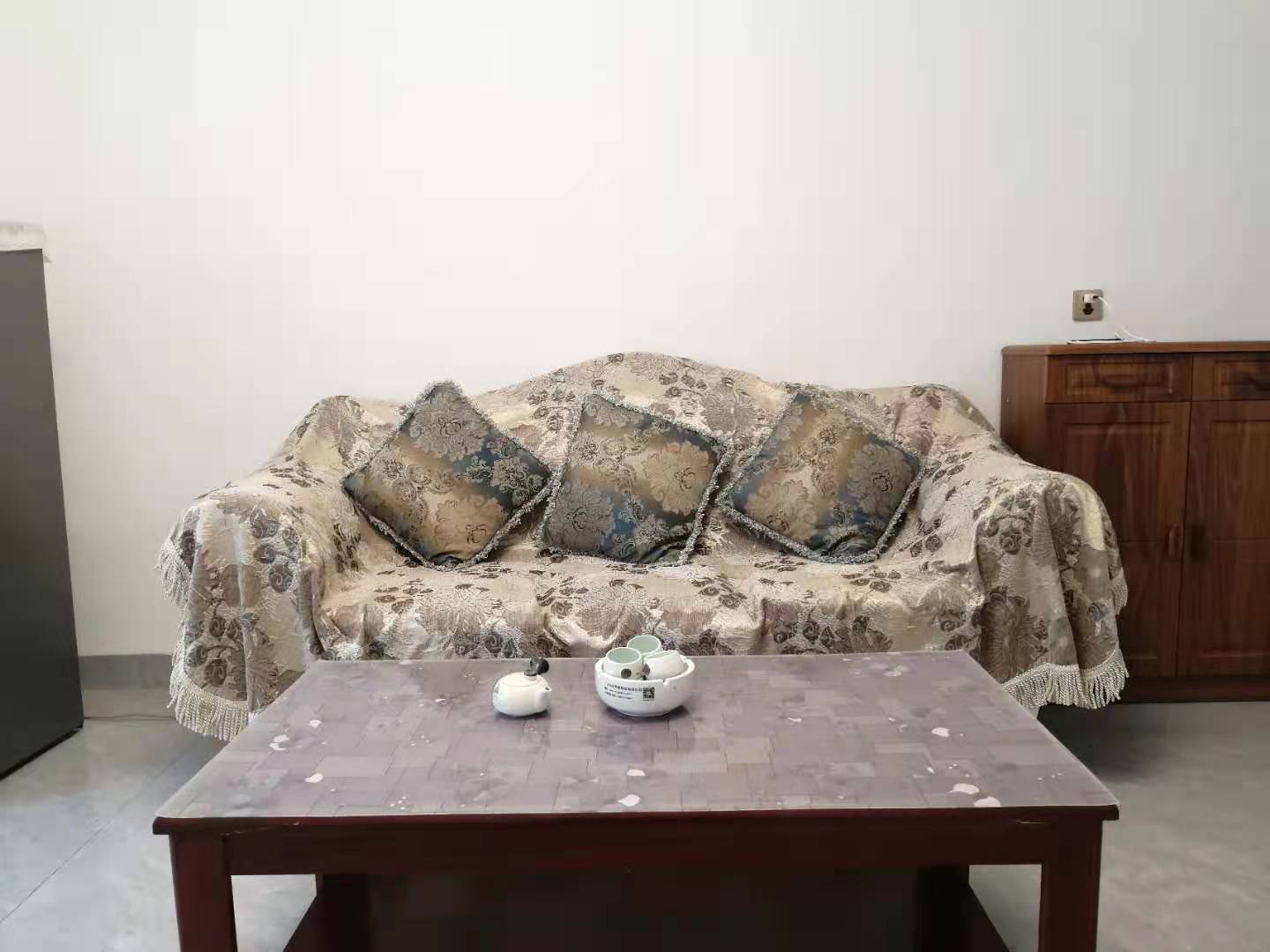 融冠亲城安置房  2室2厅1卫    1250.0元/月 融冠亲城安置房  2室2厅1卫    1250.0元/月