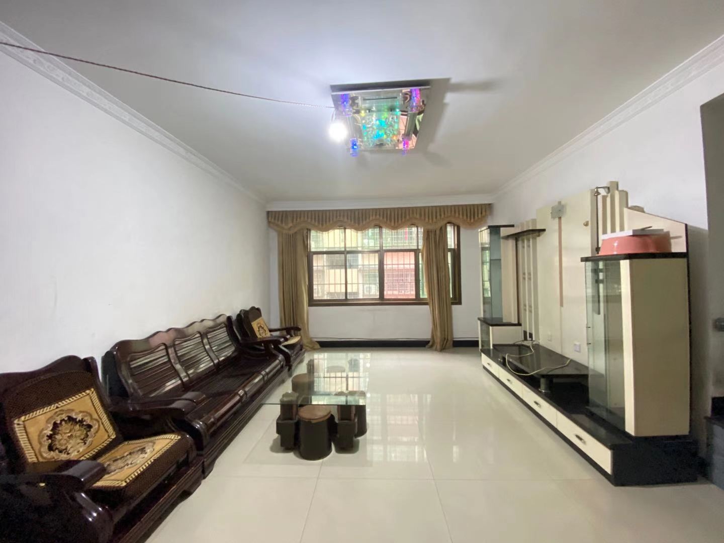 平安花苑 3室2厅2卫 1600.00元/月 平安花苑 3室2厅2卫 1600.00元/月室内图