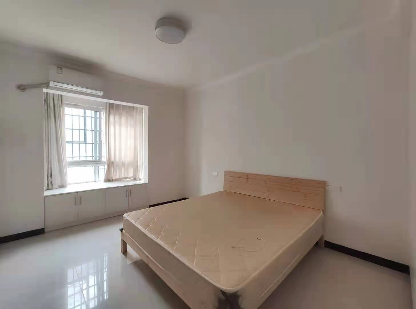 冠都现代城(冠都幸福彼岸)  3室2厅2卫    2100.0元/月 冠都现代城(冠都幸福彼岸)  3室2厅2卫    2100.0元/月