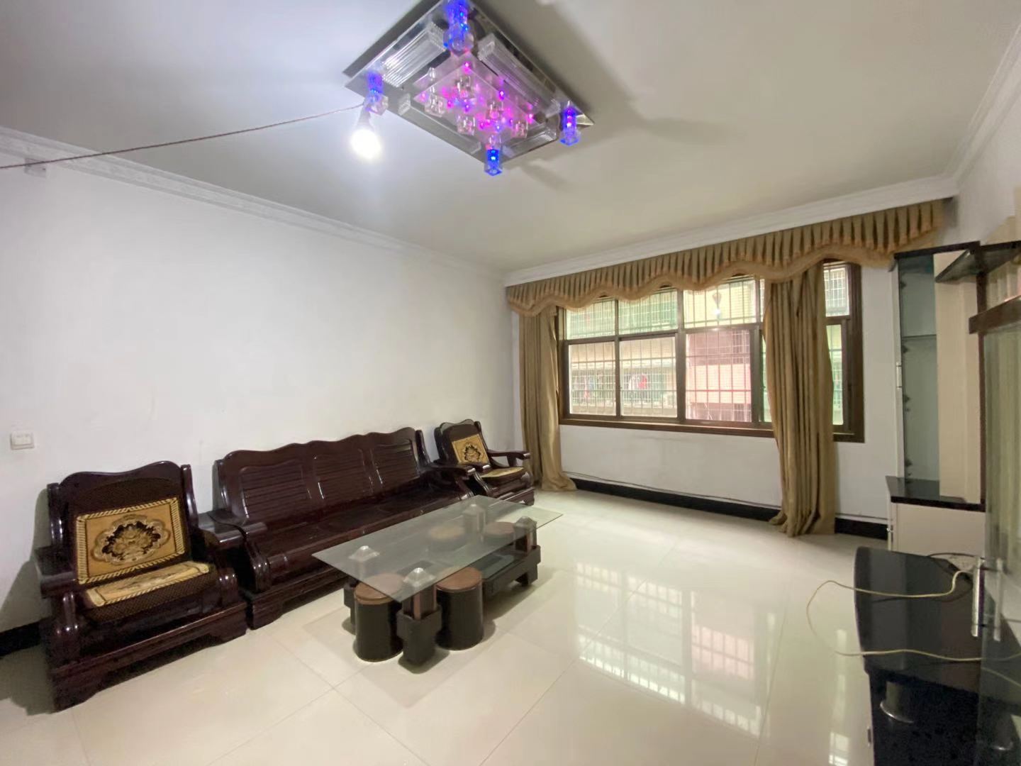 平安花苑 3室2厅2卫 1600.00元/月 平安花苑 3室2厅2卫 1600.00元/月户型图