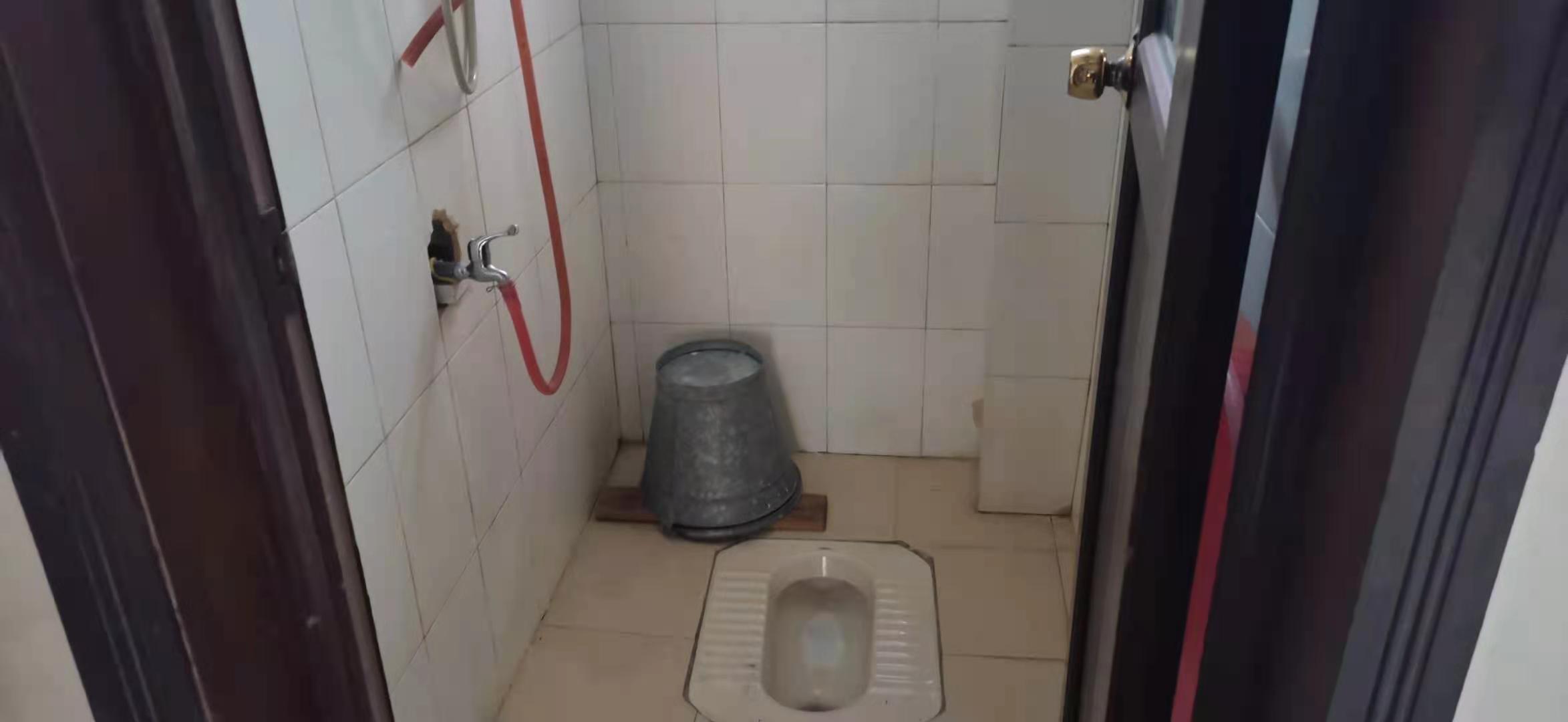 益缝小区  2室2厅1卫    24.8万卫生间