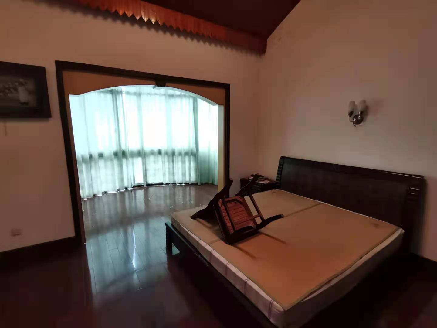 市委家属区东院  5室3厅3卫   130.00万卧室