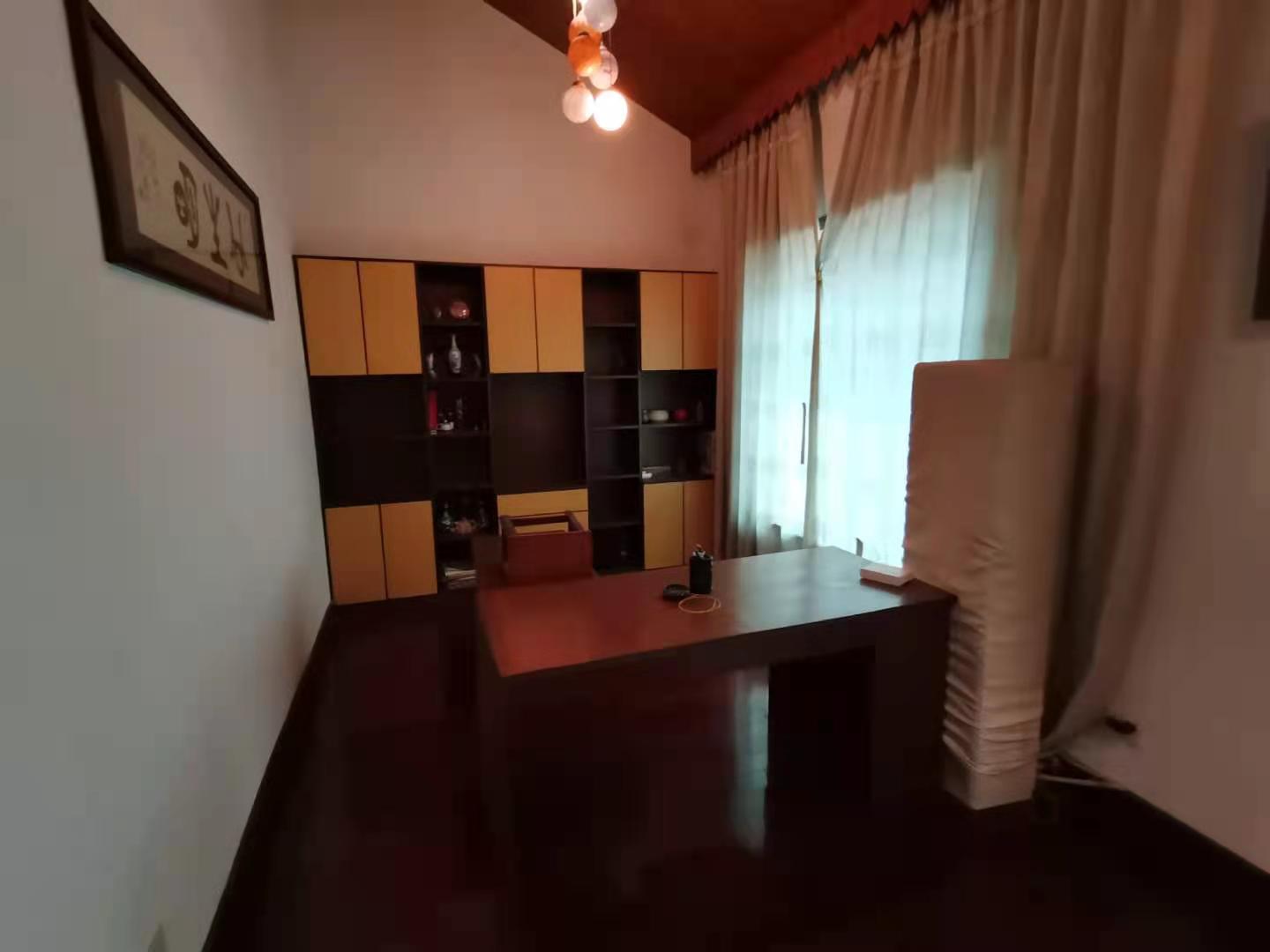 市委家属区东院  5室3厅3卫   130.00万客厅