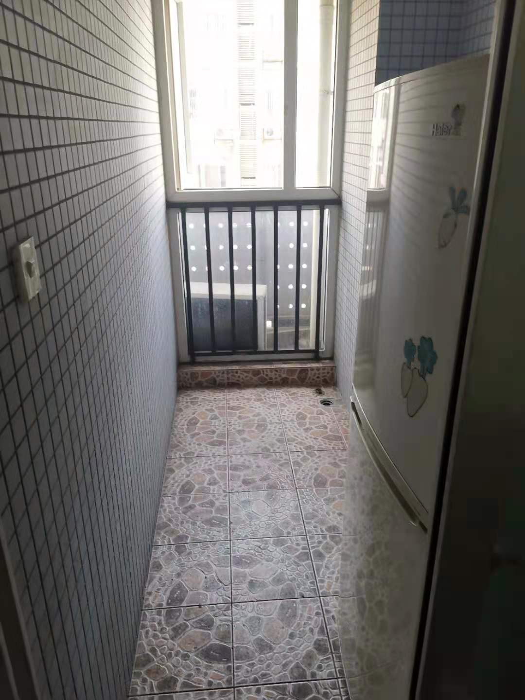 左右小区  2室1厅1卫   1800.00元/月室内图