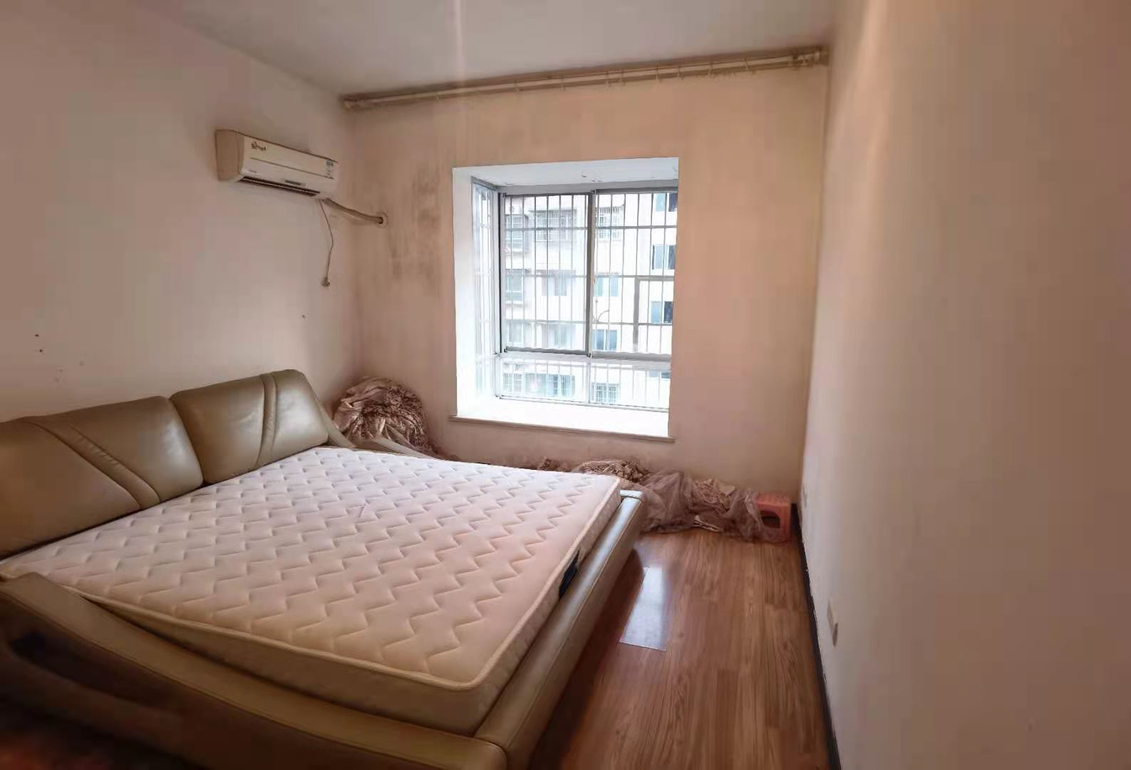 莲花小区 3室2厅2卫 66.0万 莲花小区 3室2厅2卫 66.0万客厅